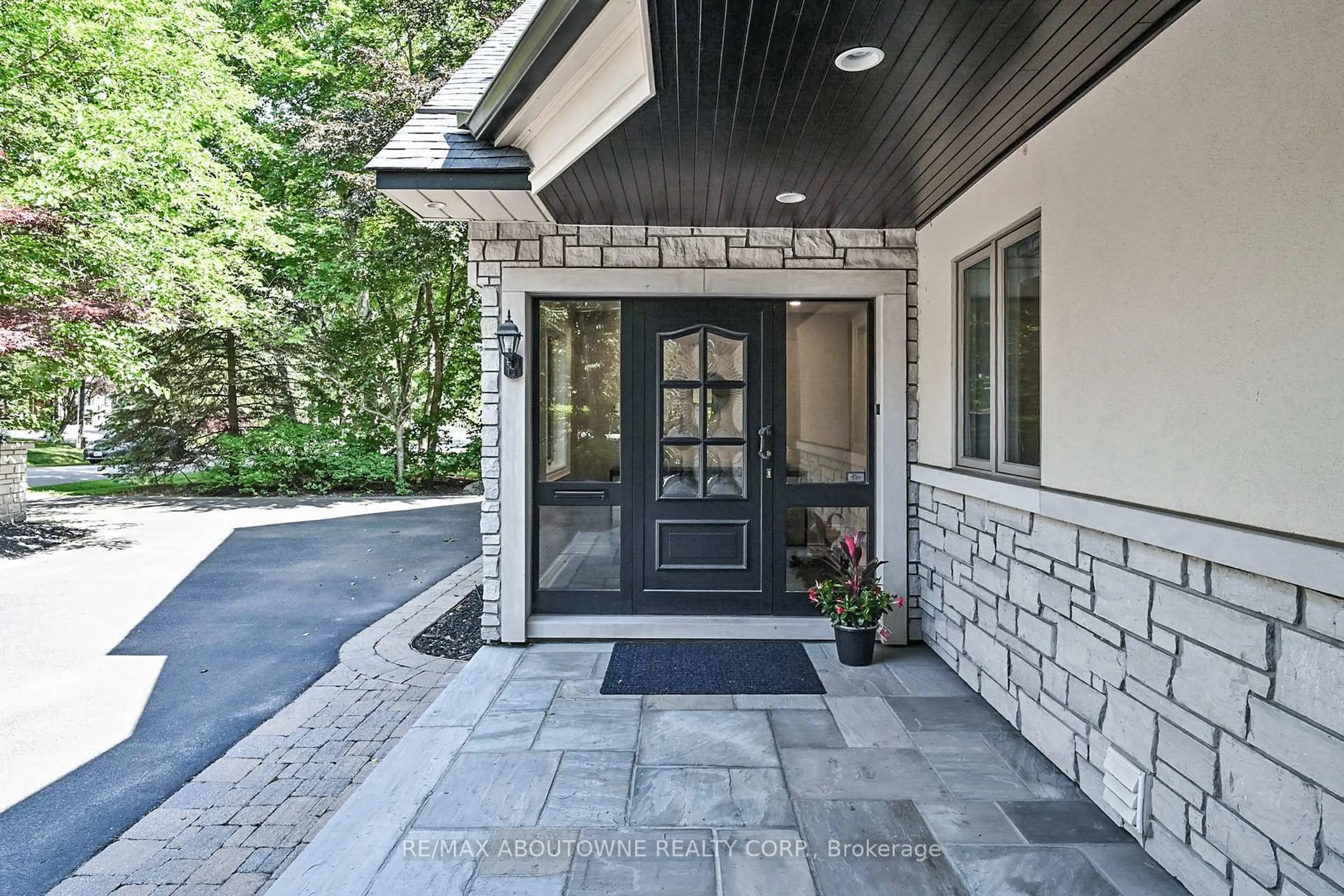 Indoor entryway for 152 Elton Park Rd, Oakville Ontario L6J 4C1