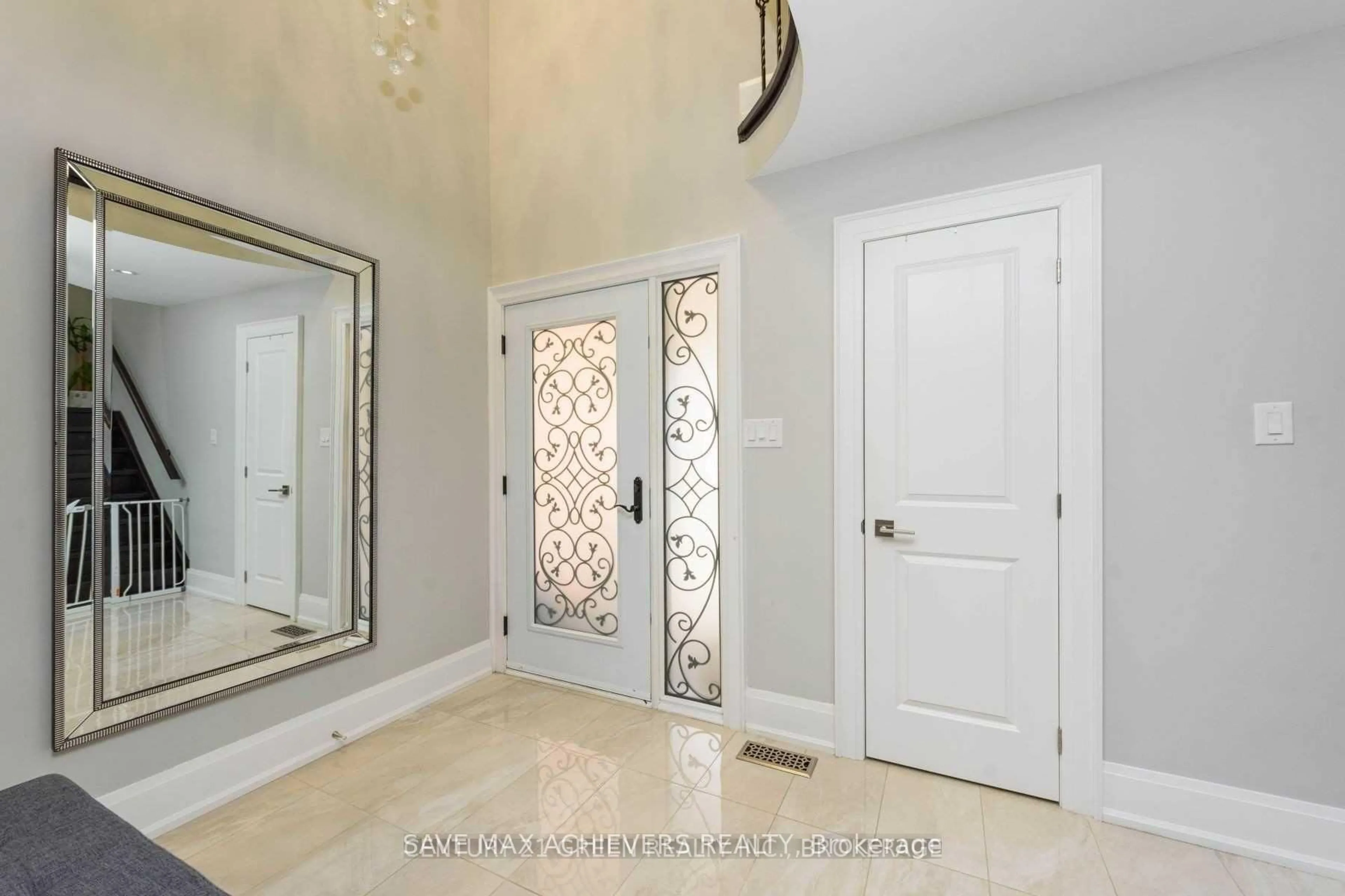 Indoor entryway for 12 Upwood Pl, Brampton Ontario L6R 1T3