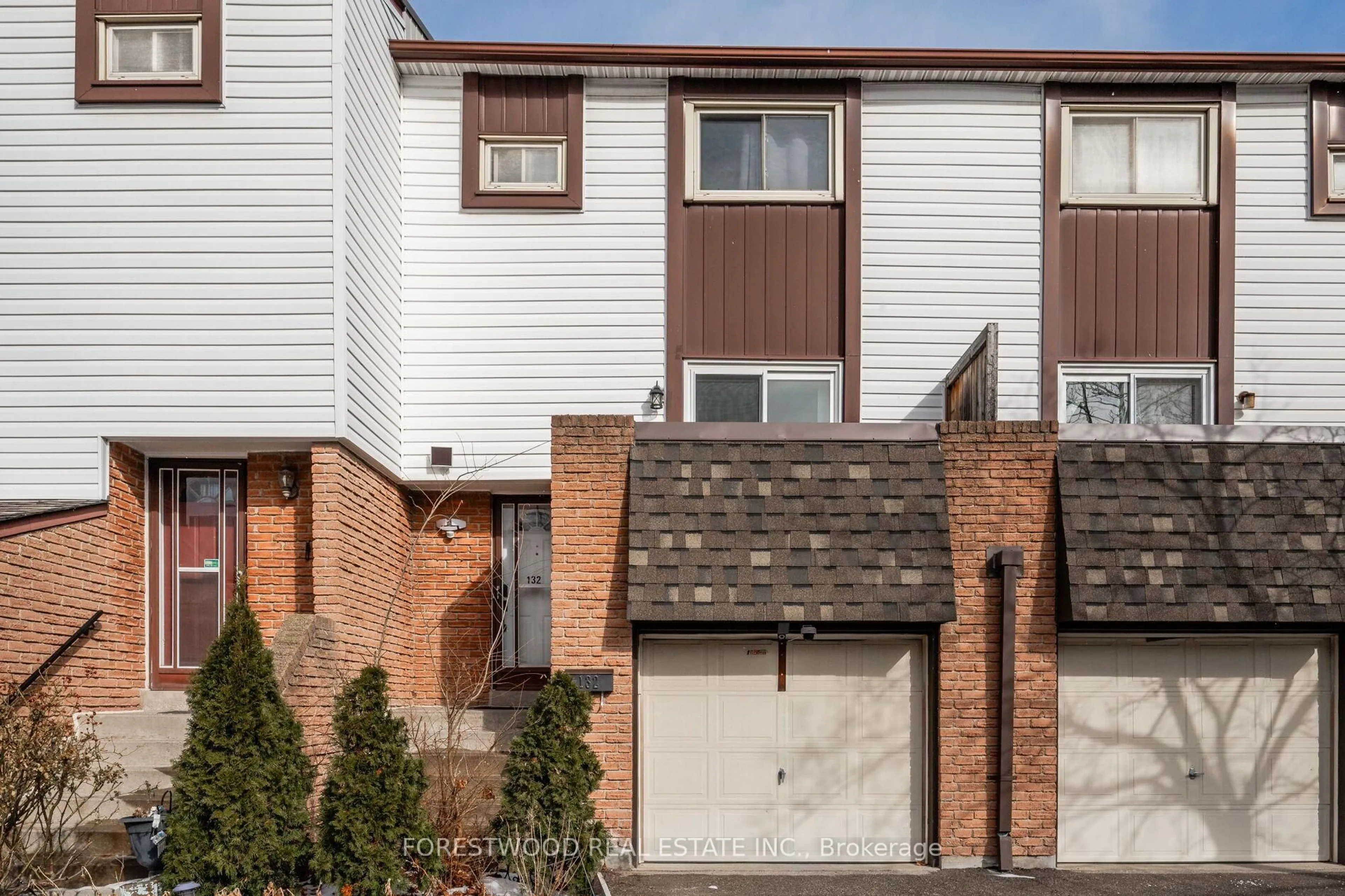 Home with brick exterior material, street for 1221 Dundix Rd #132, Mississauga Ontario L4Y 3Y9