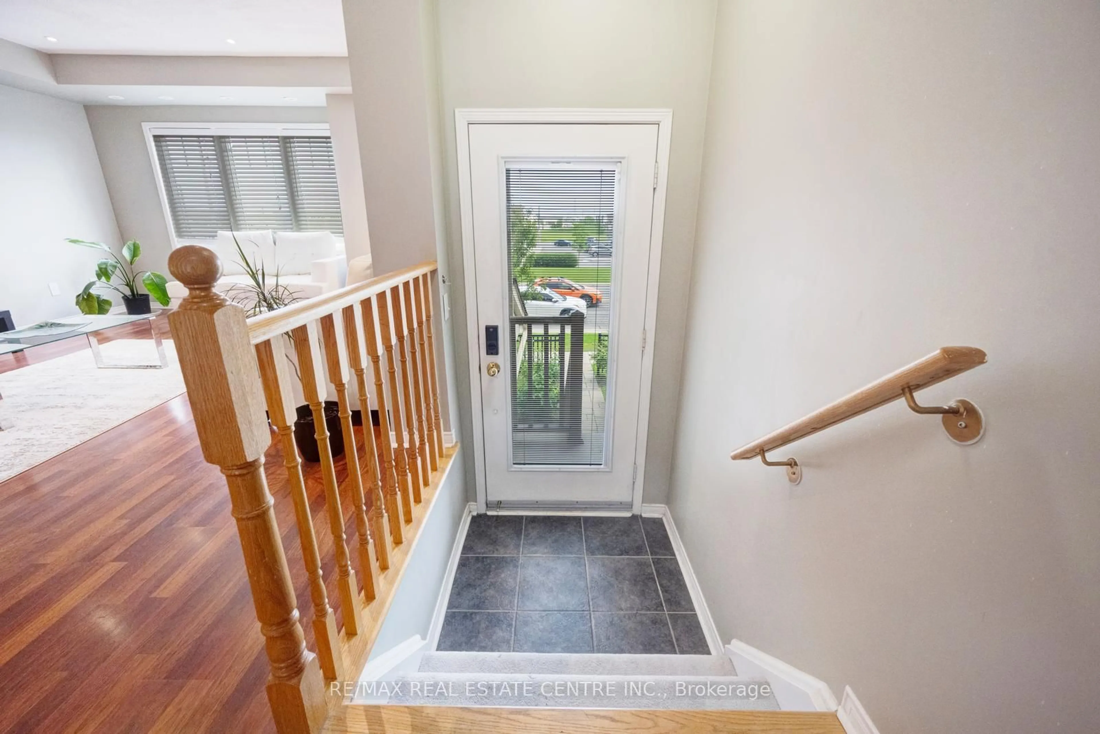 Indoor entryway for 3975 Eglinton Ave #13, Mississauga Ontario L5M 0E7