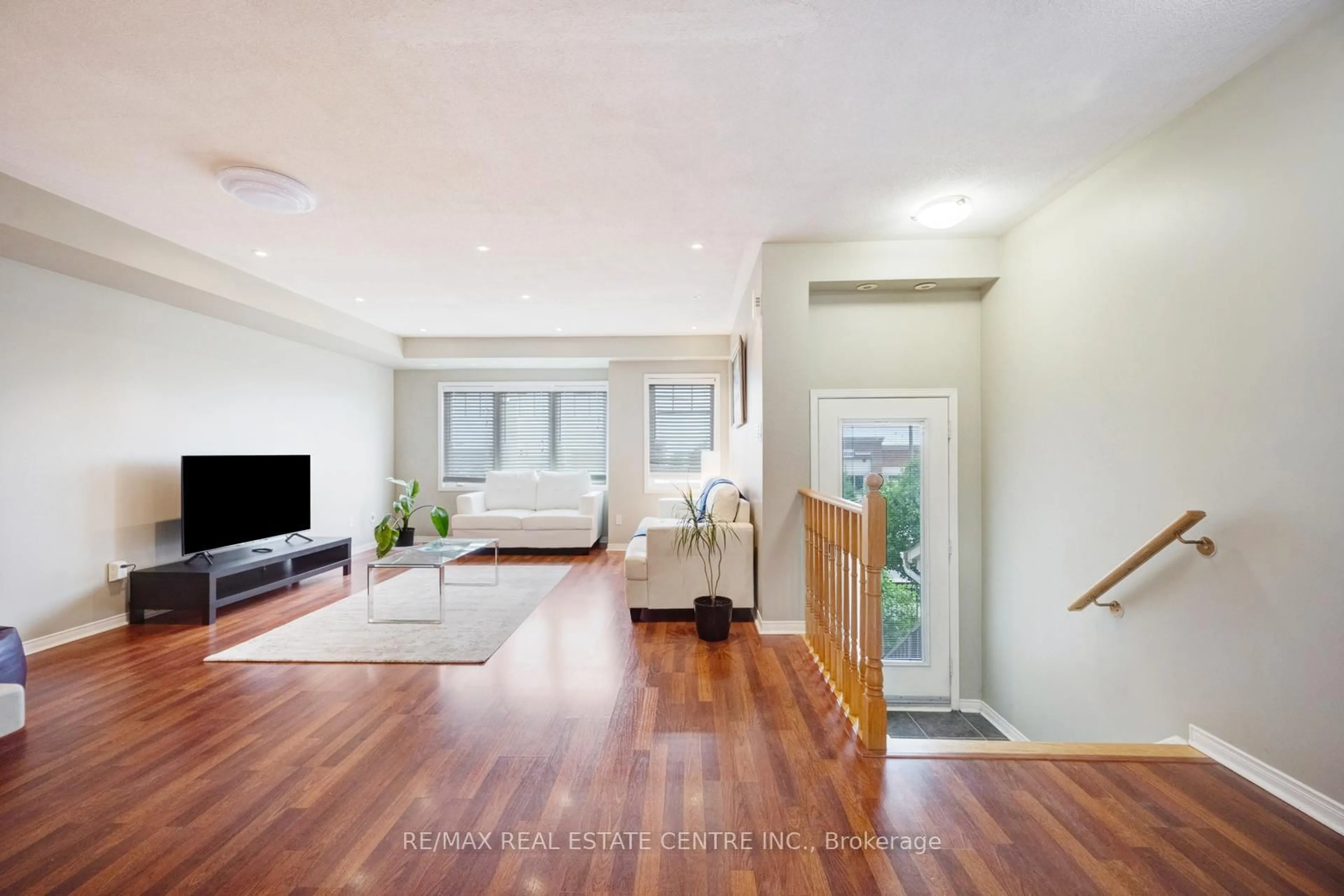 Living room with furniture, unknown for 3975 Eglinton Ave #13, Mississauga Ontario L5M 0E7
