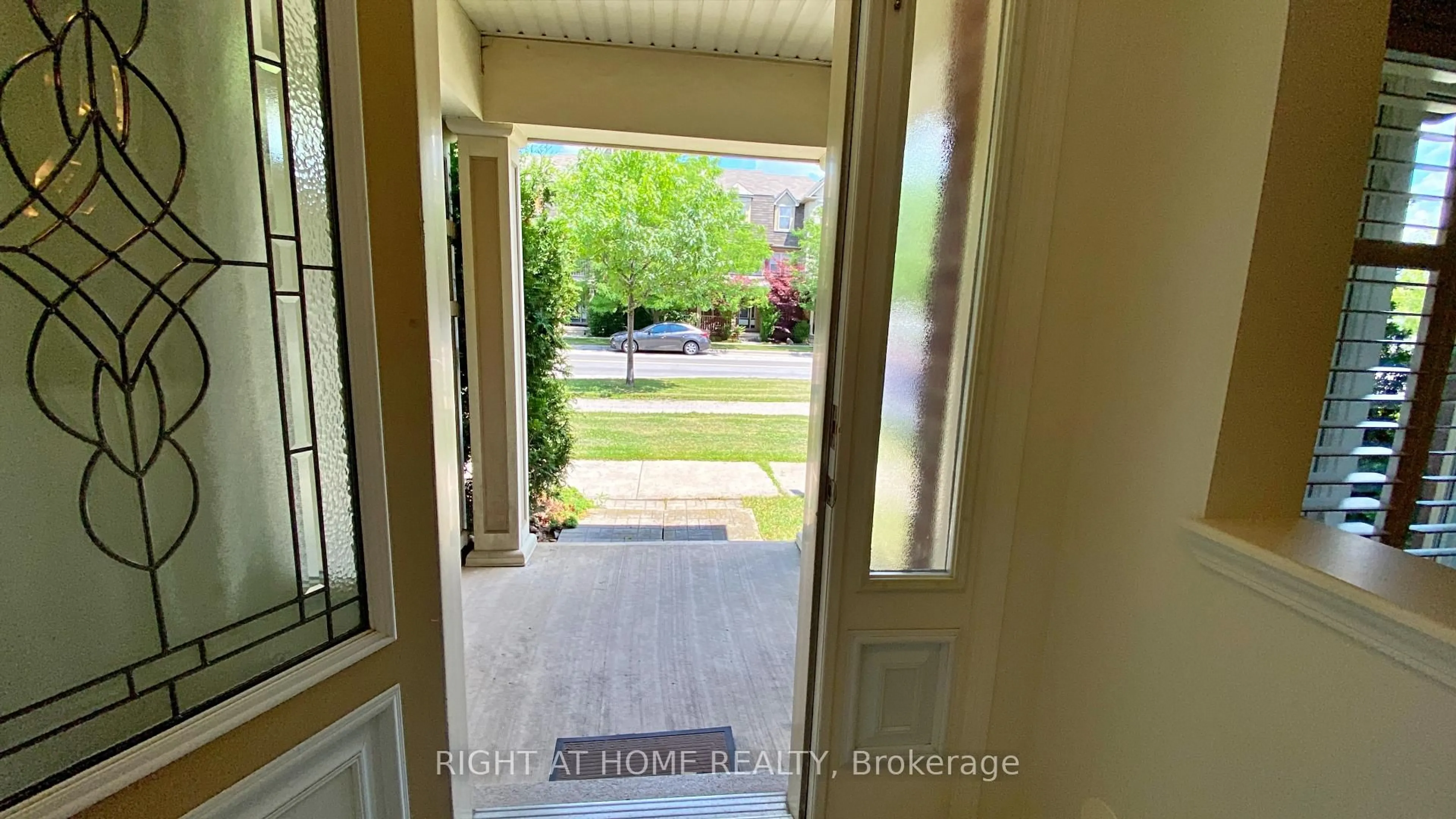 Indoor entryway for 664 Holly Ave, Milton Ontario L9T 0G2