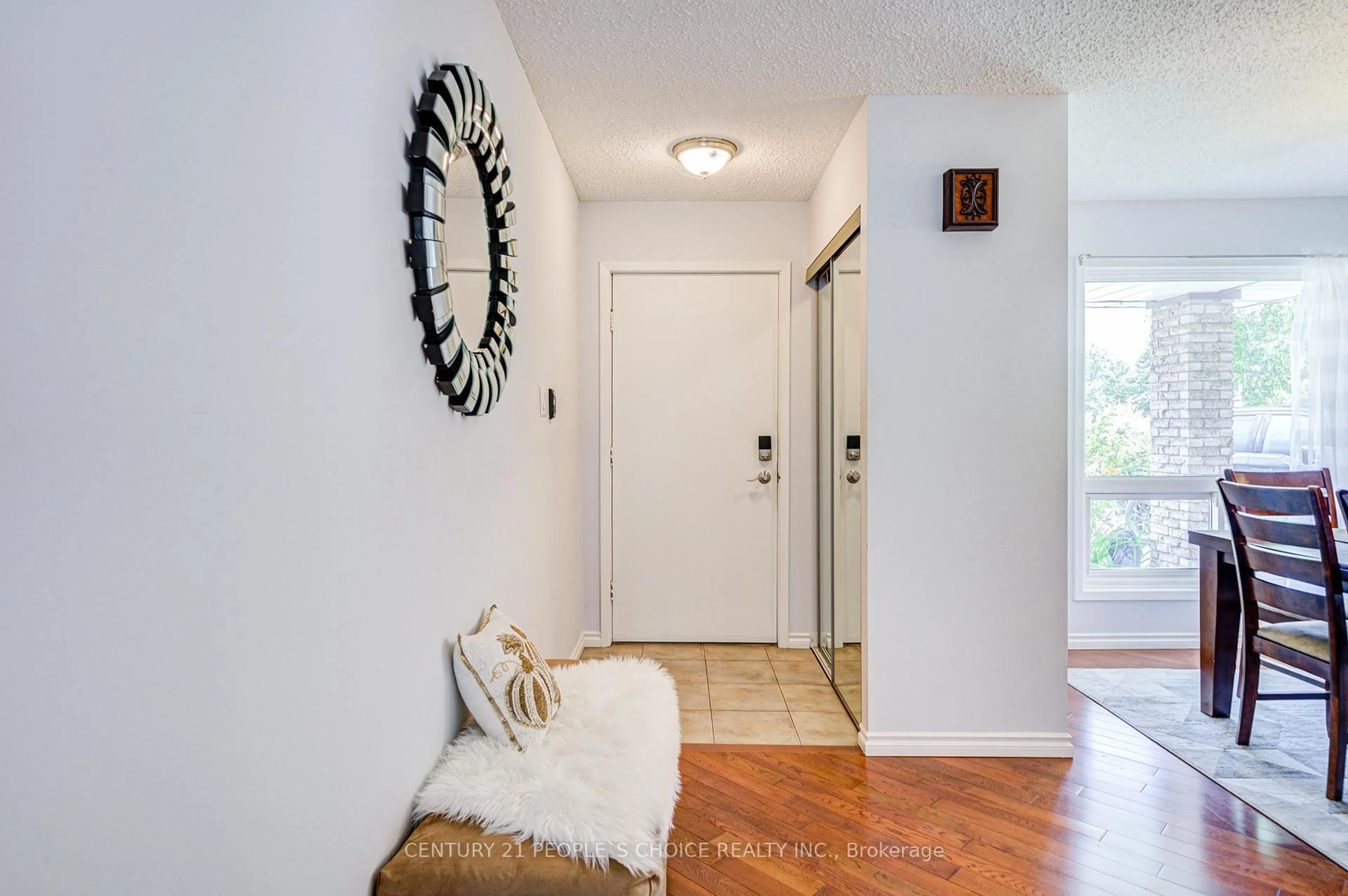Indoor entryway for 6842 Avila Rd, Mississauga Ontario L5N 1R8