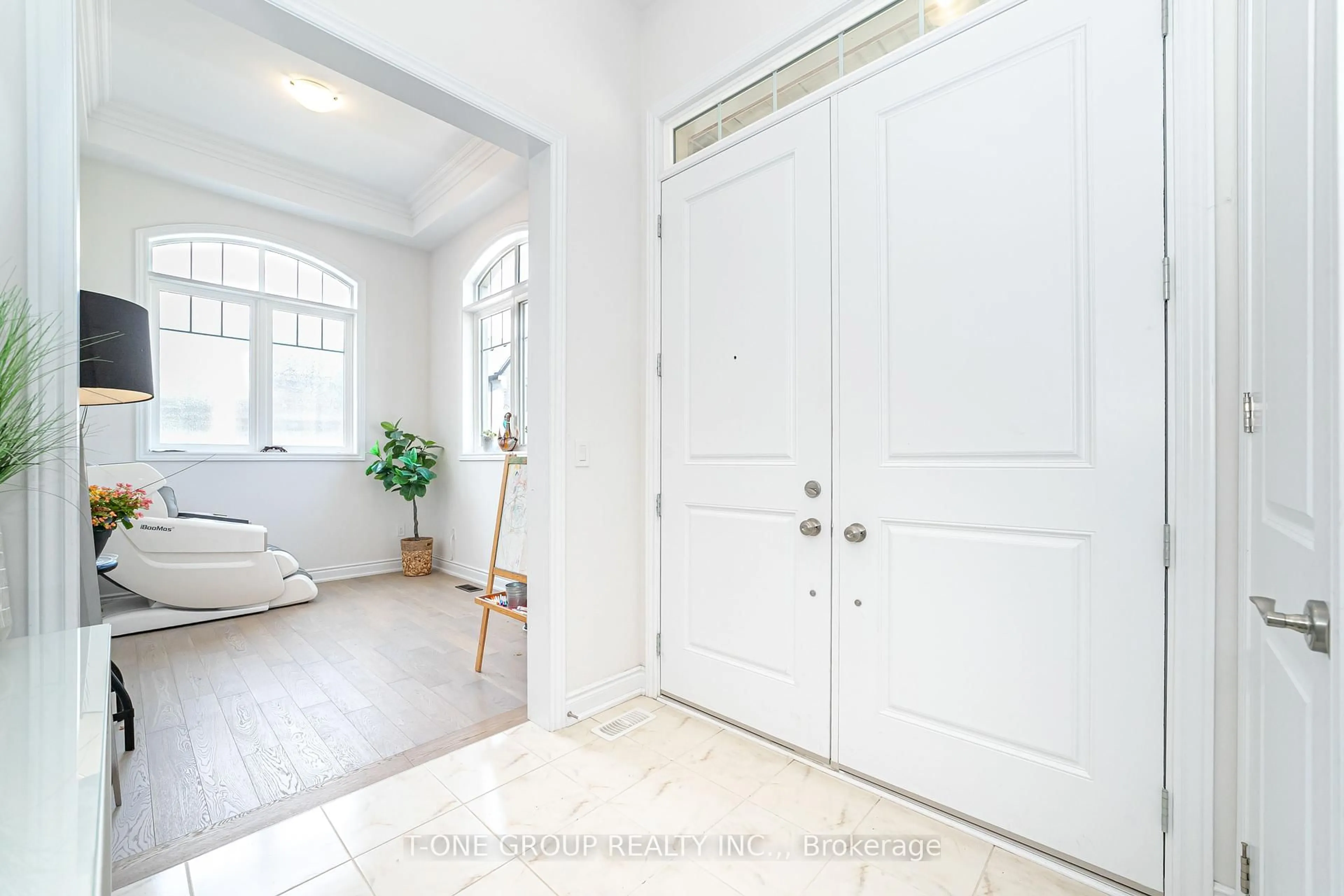Indoor entryway for 26 Merlin St, Oakville Ontario L6H 0Z3