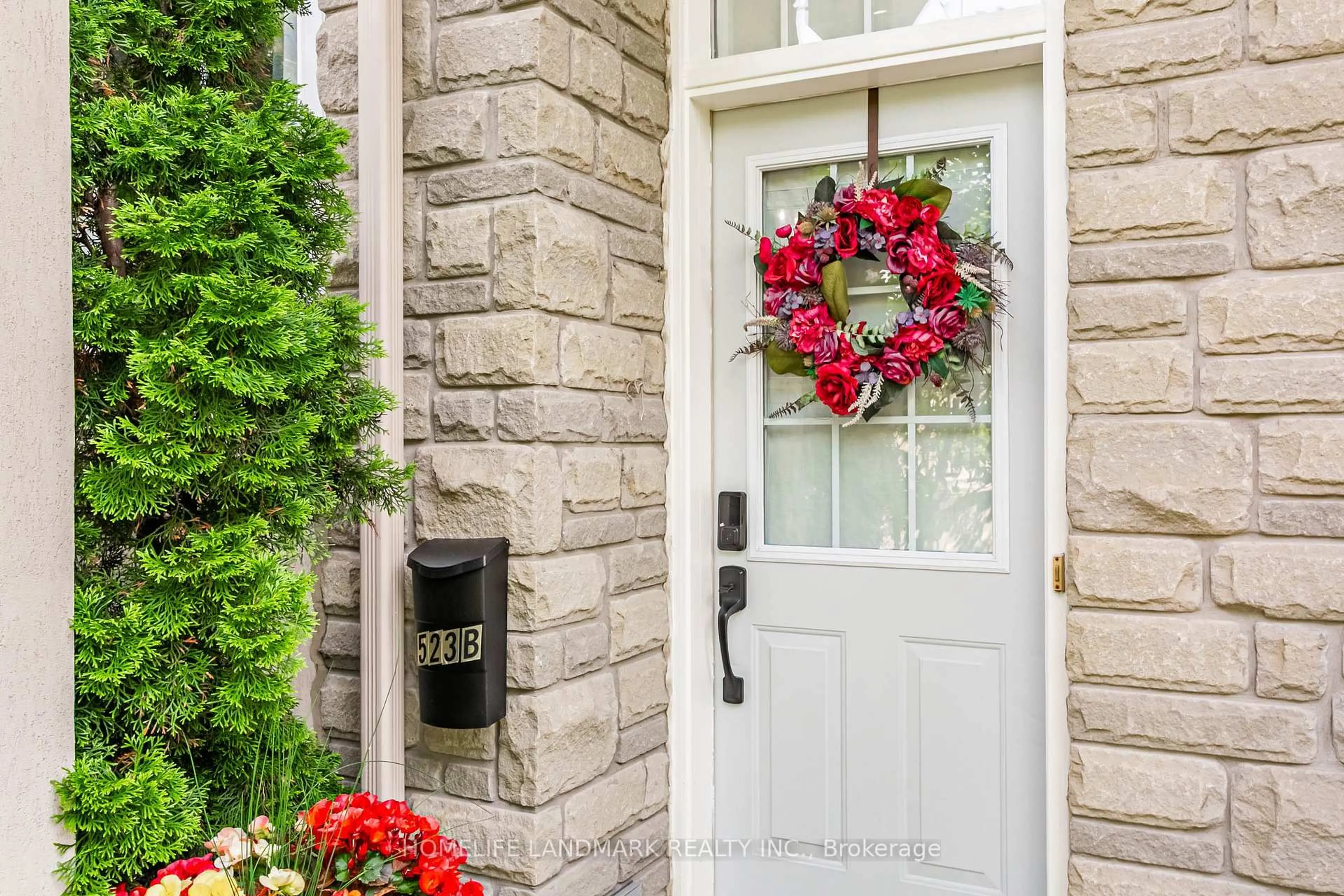 Indoor entryway for 523B Royal York Rd, Toronto Ontario M8Y 2S5