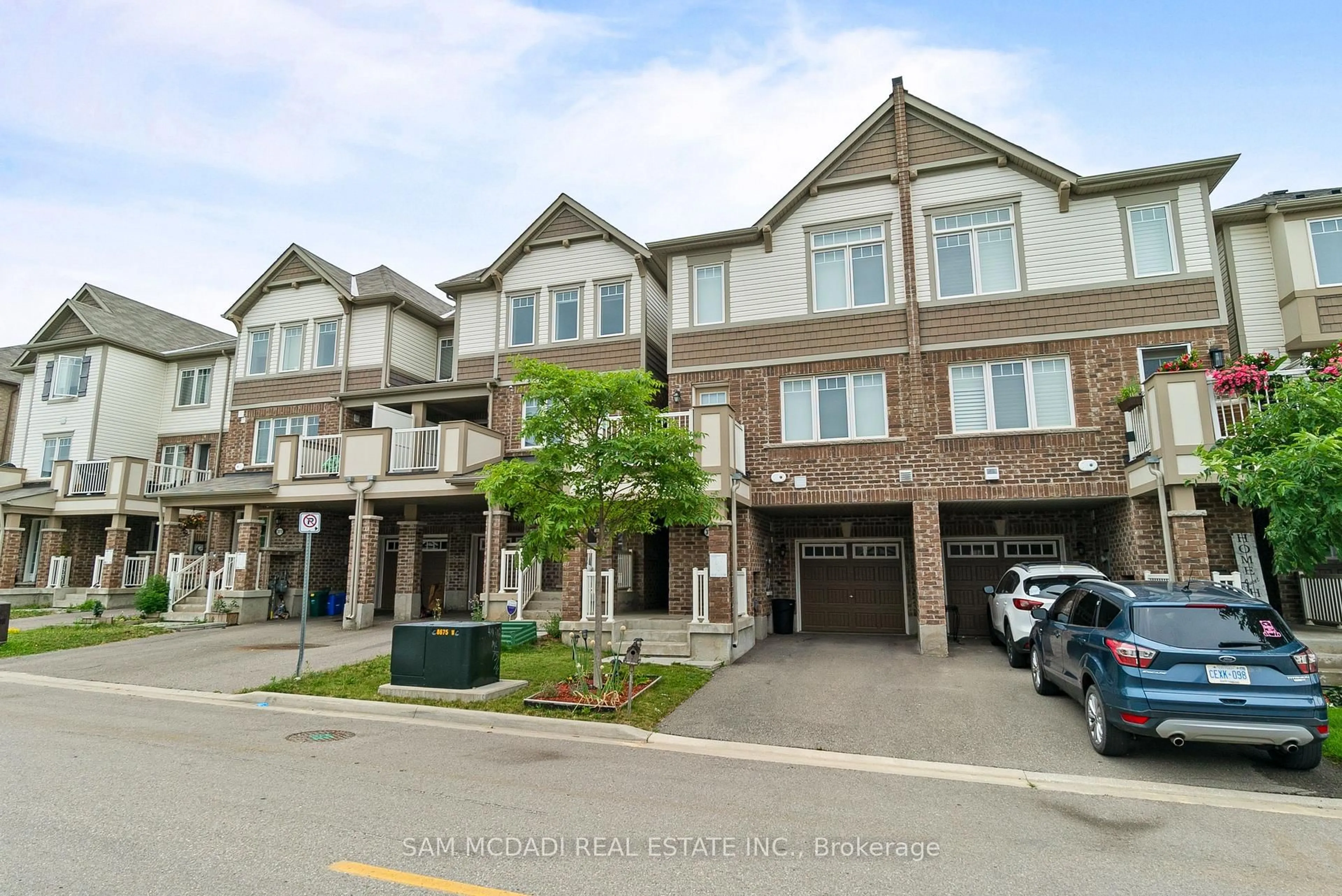 A pic from outside/outdoor area/front of a property/back of a property/a pic from drone, street for 315 Murlock Hts, Milton Ontario L9E 1C3