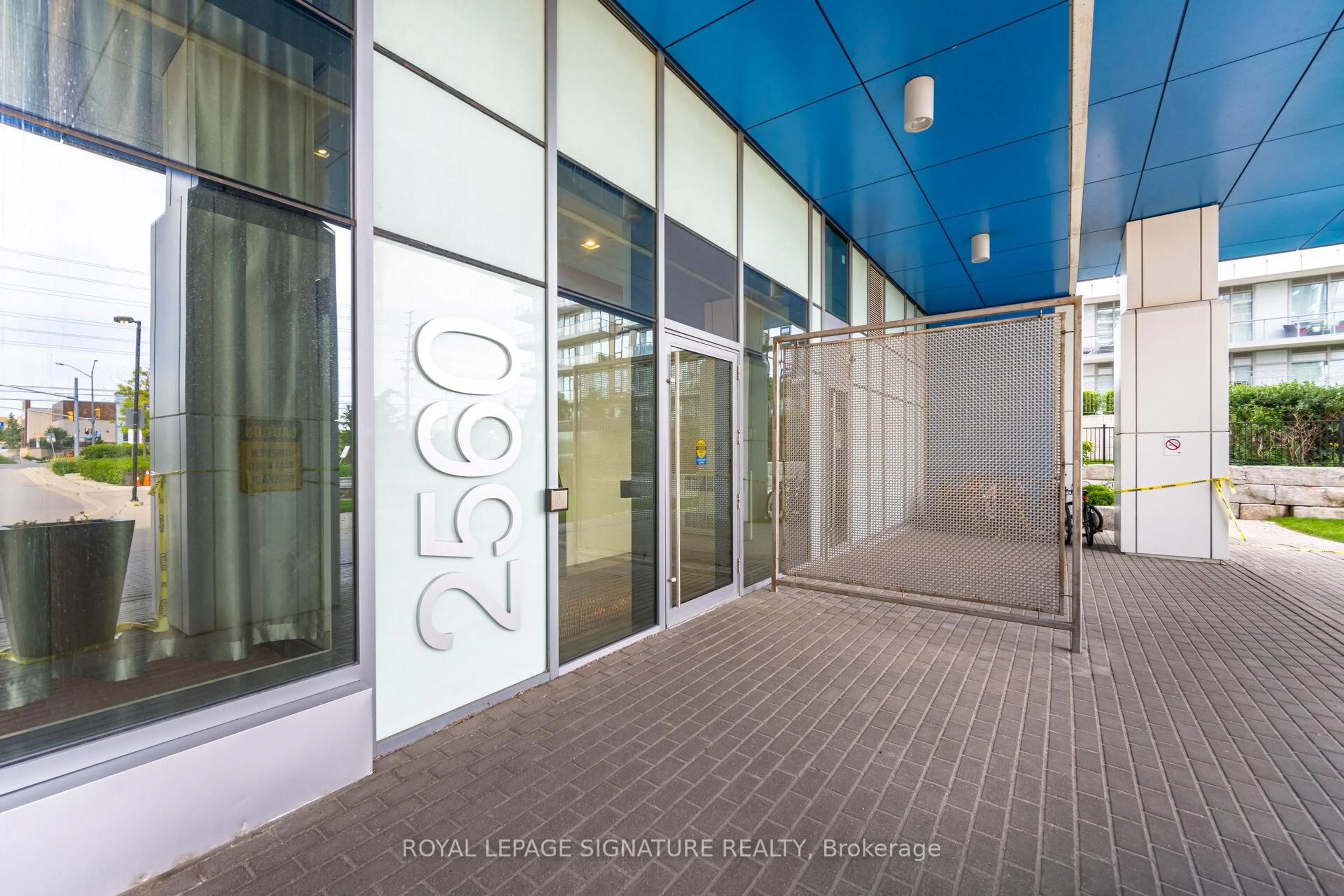 Indoor foyer for 2560 Eglinton Ave #313, Mississauga Ontario L5M 0Y3
