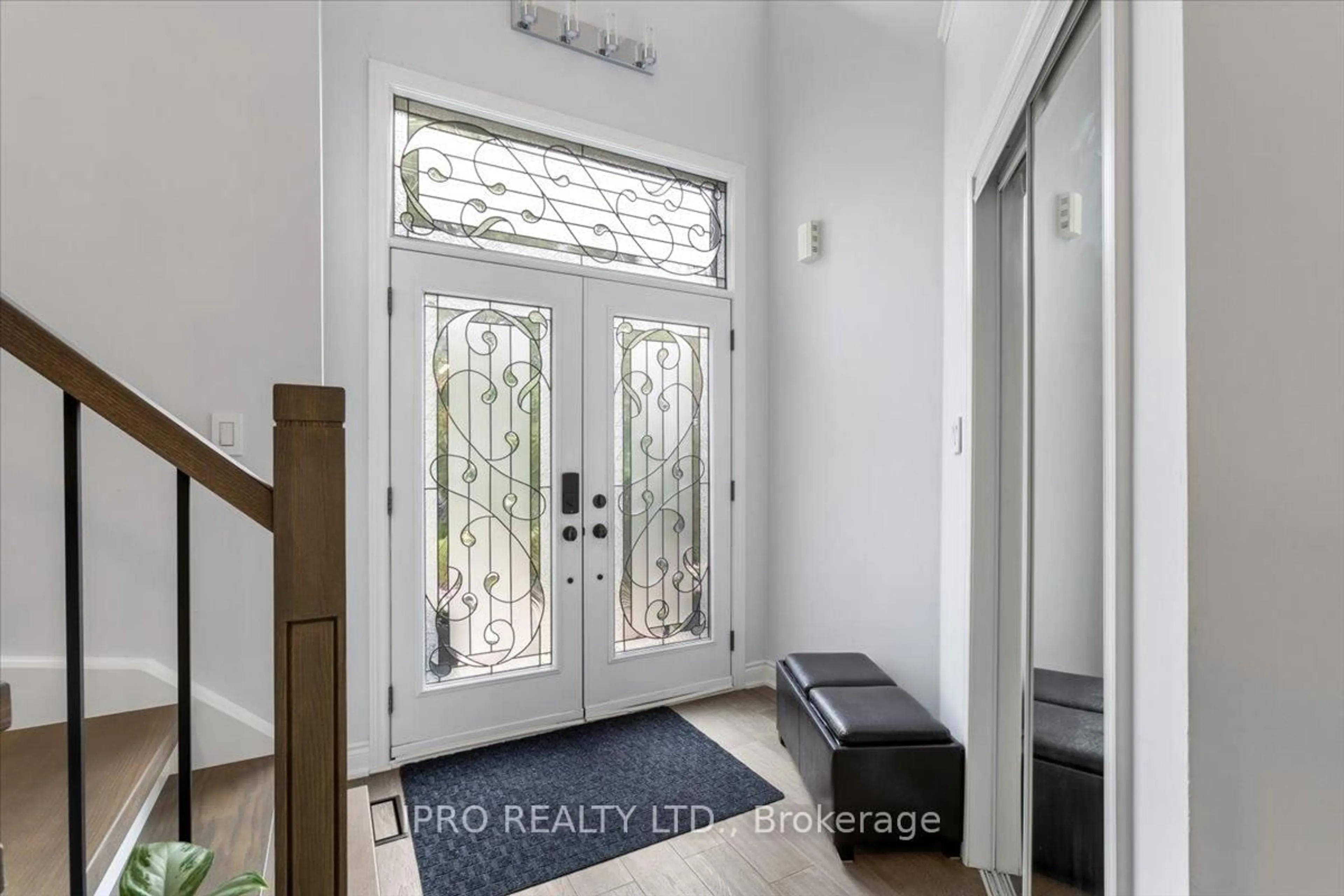Indoor entryway for 5 Chaplin Cres, Halton Hills Ontario L7G 5Y4