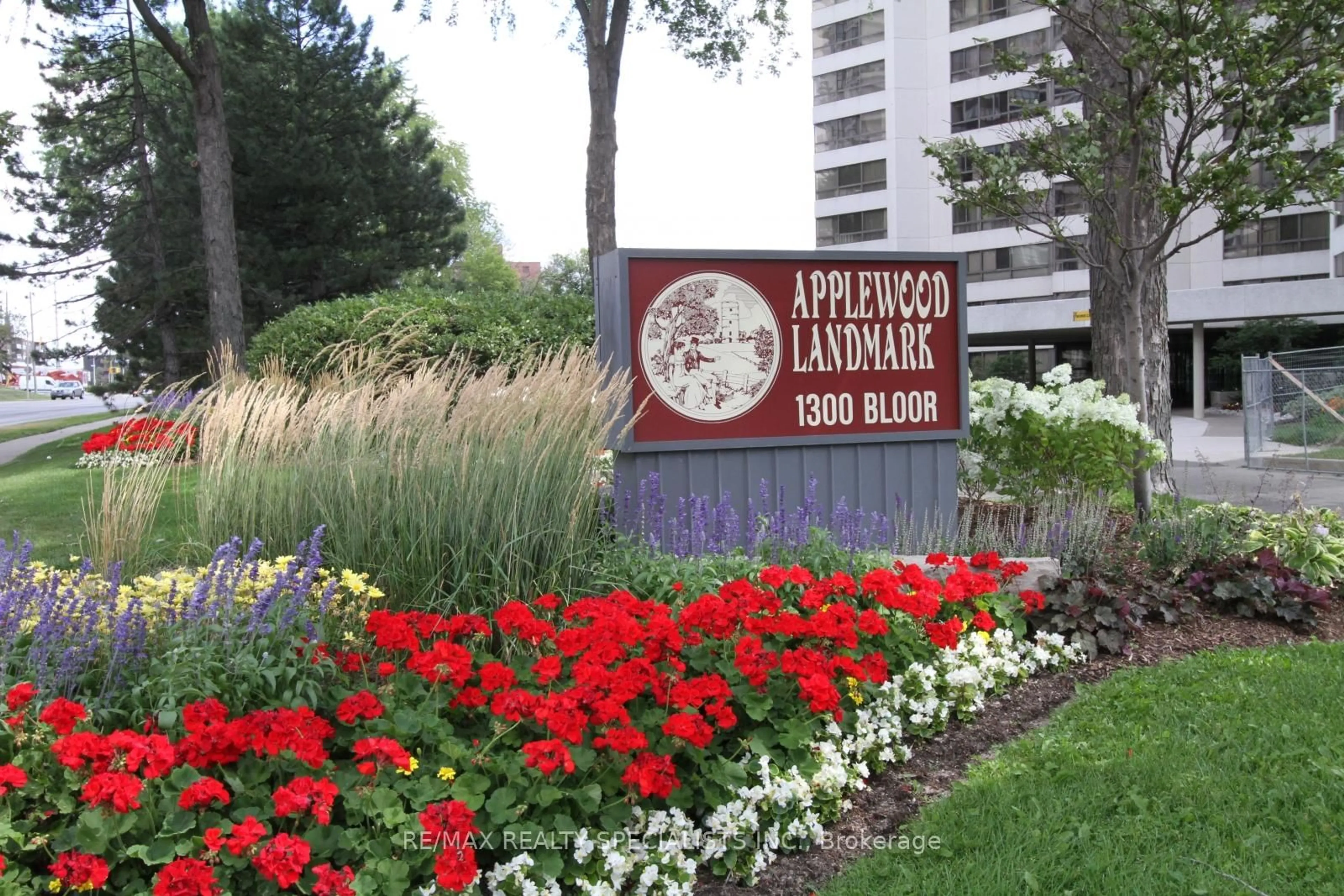 Patio, street for 1300 Bloor St #1911, Mississauga Ontario L4Y 3Z2
