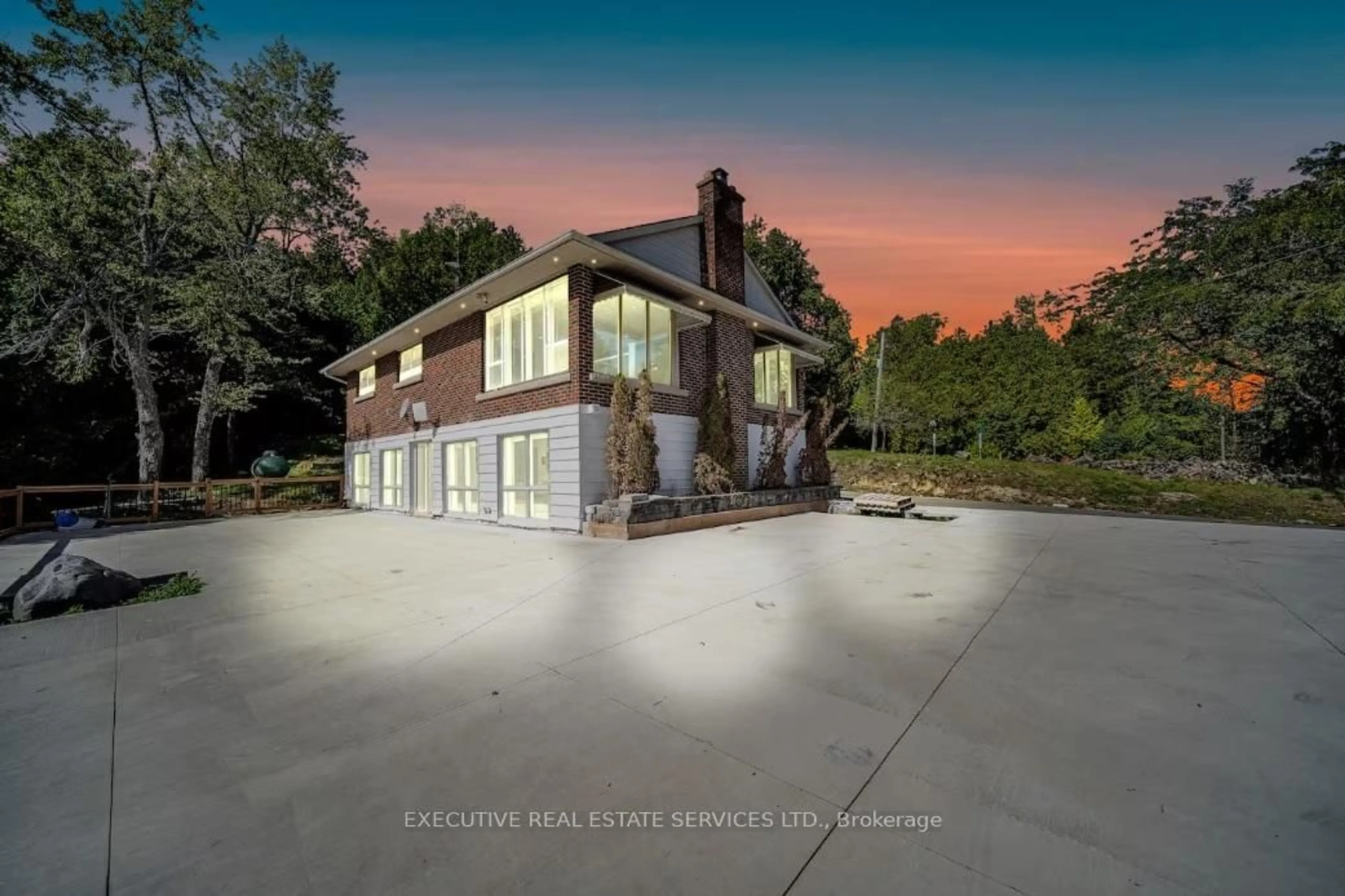 A pic from outside/outdoor area/front of a property/back of a property/a pic from drone, building for 16198 Centreville Creek Rd, Caledon Ontario L7C 3B4