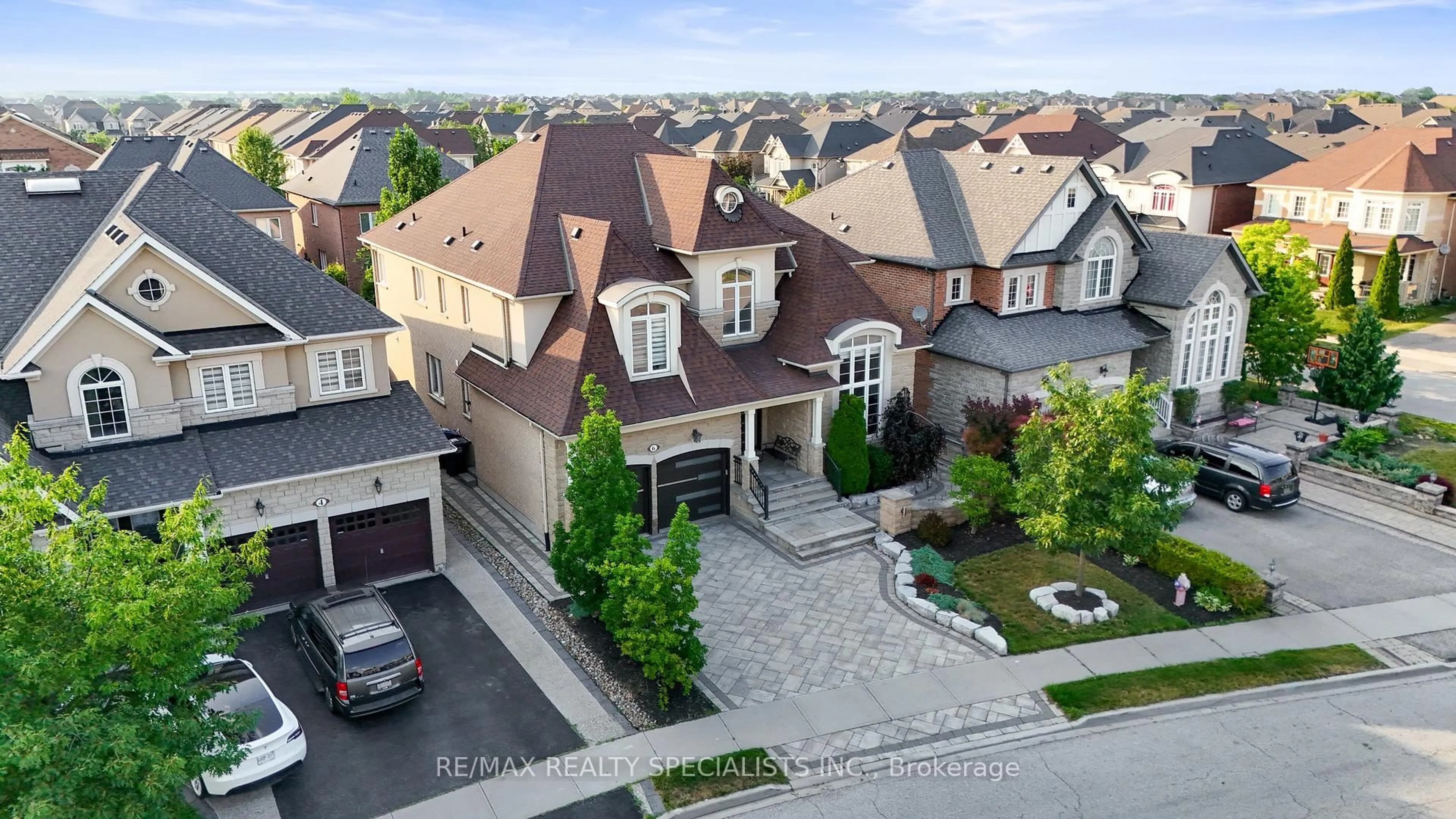 A pic from outside/outdoor area/front of a property/back of a property/a pic from drone, street for 6 Islington Dr, Brampton Ontario L6P 3A5