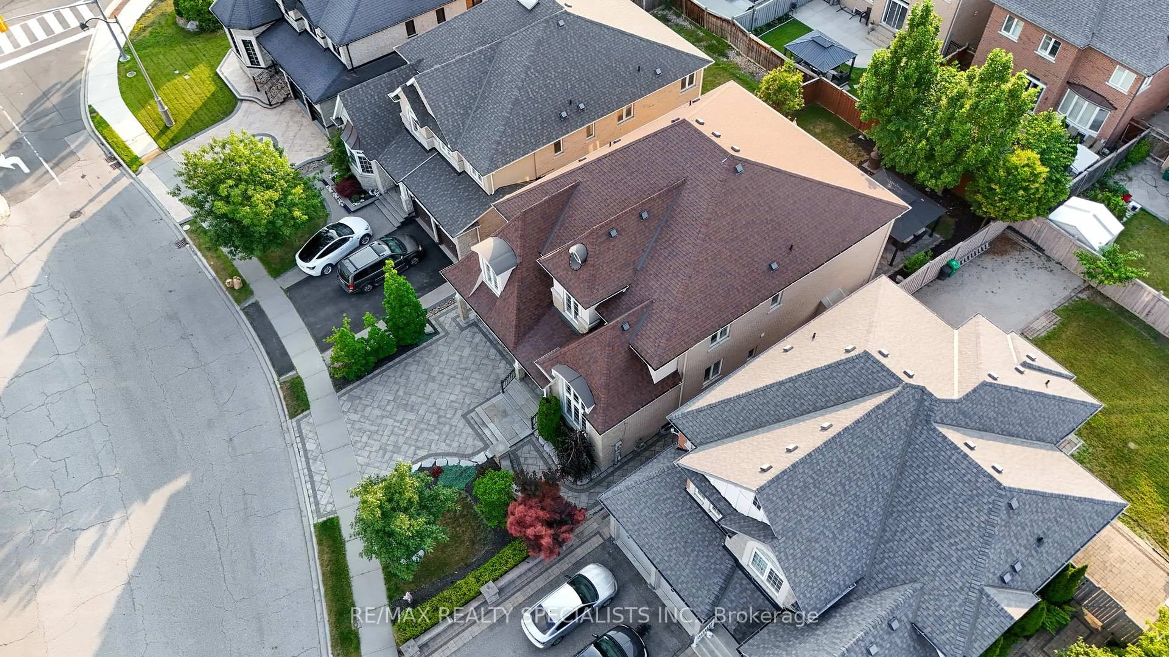 A pic from outside/outdoor area/front of a property/back of a property/a pic from drone, street for 6 Islington Dr, Brampton Ontario L6P 3A5