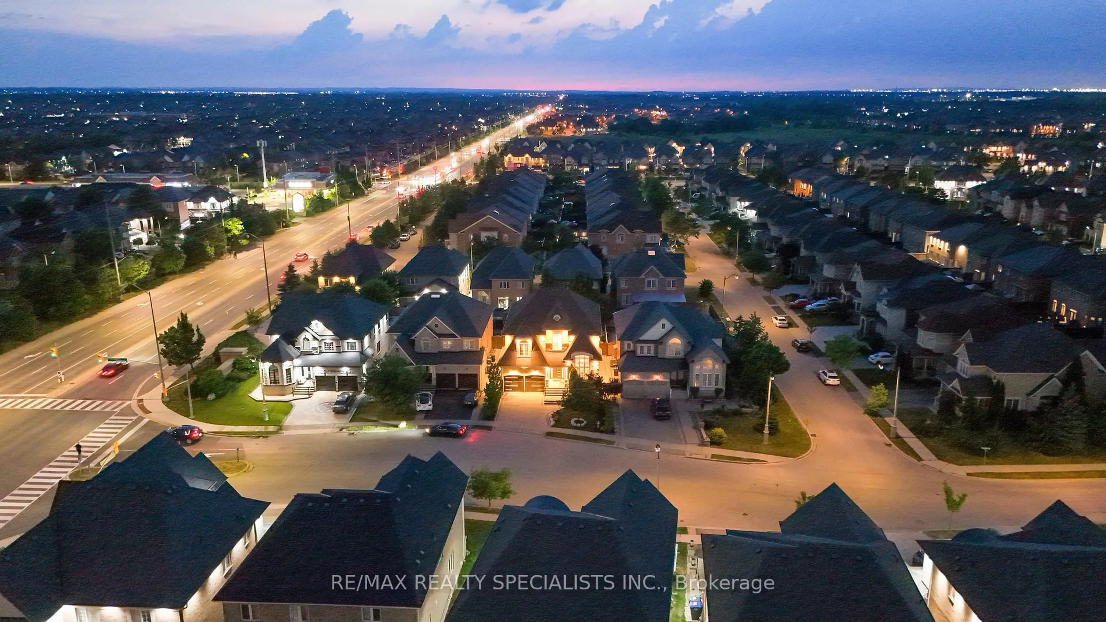 A pic from outside/outdoor area/front of a property/back of a property/a pic from drone, street for 6 Islington Dr, Brampton Ontario L6P 3A5