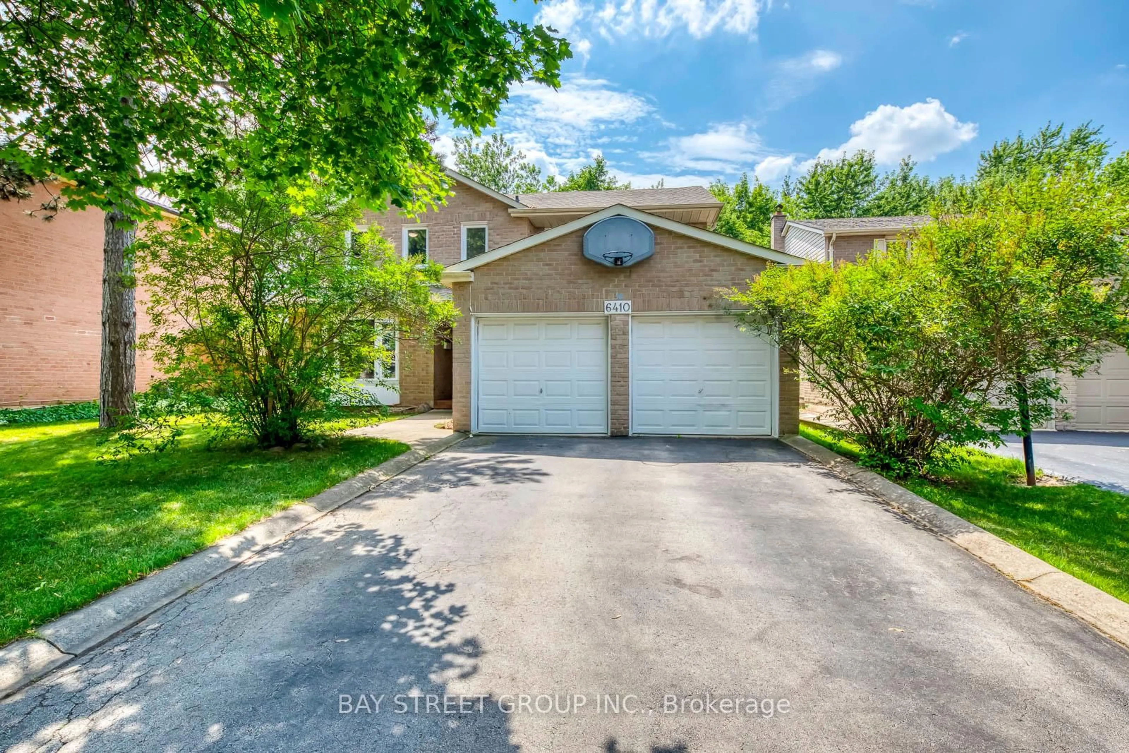 A pic from outside/outdoor area/front of a property/back of a property/a pic from drone, street for 6410 Edenwood Dr, Mississauga Ontario L5N 3H3
