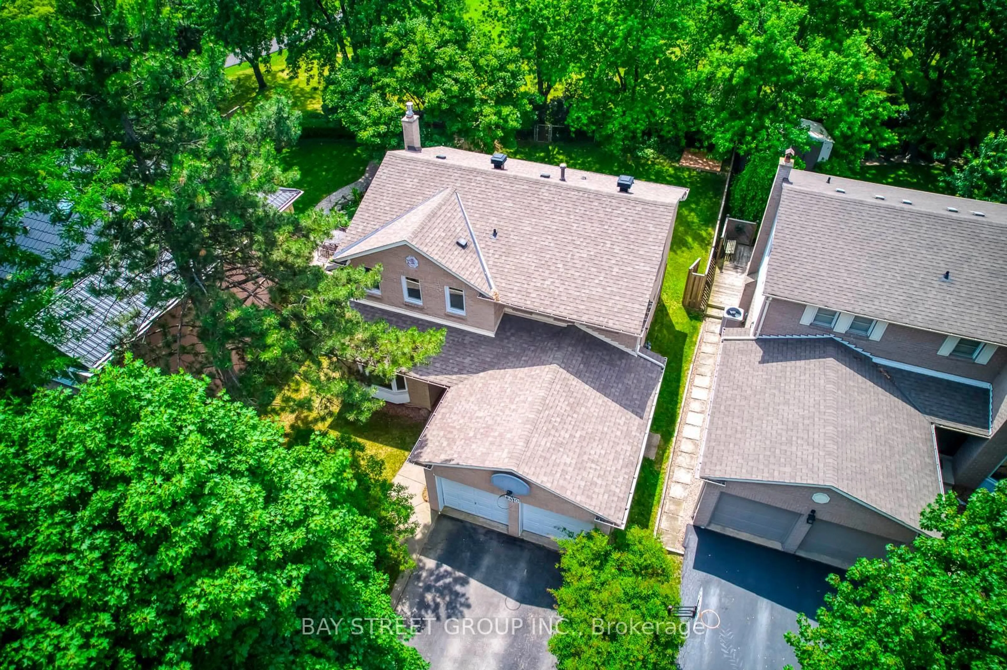 A pic from outside/outdoor area/front of a property/back of a property/a pic from drone, street for 6410 Edenwood Dr, Mississauga Ontario L5N 3H3