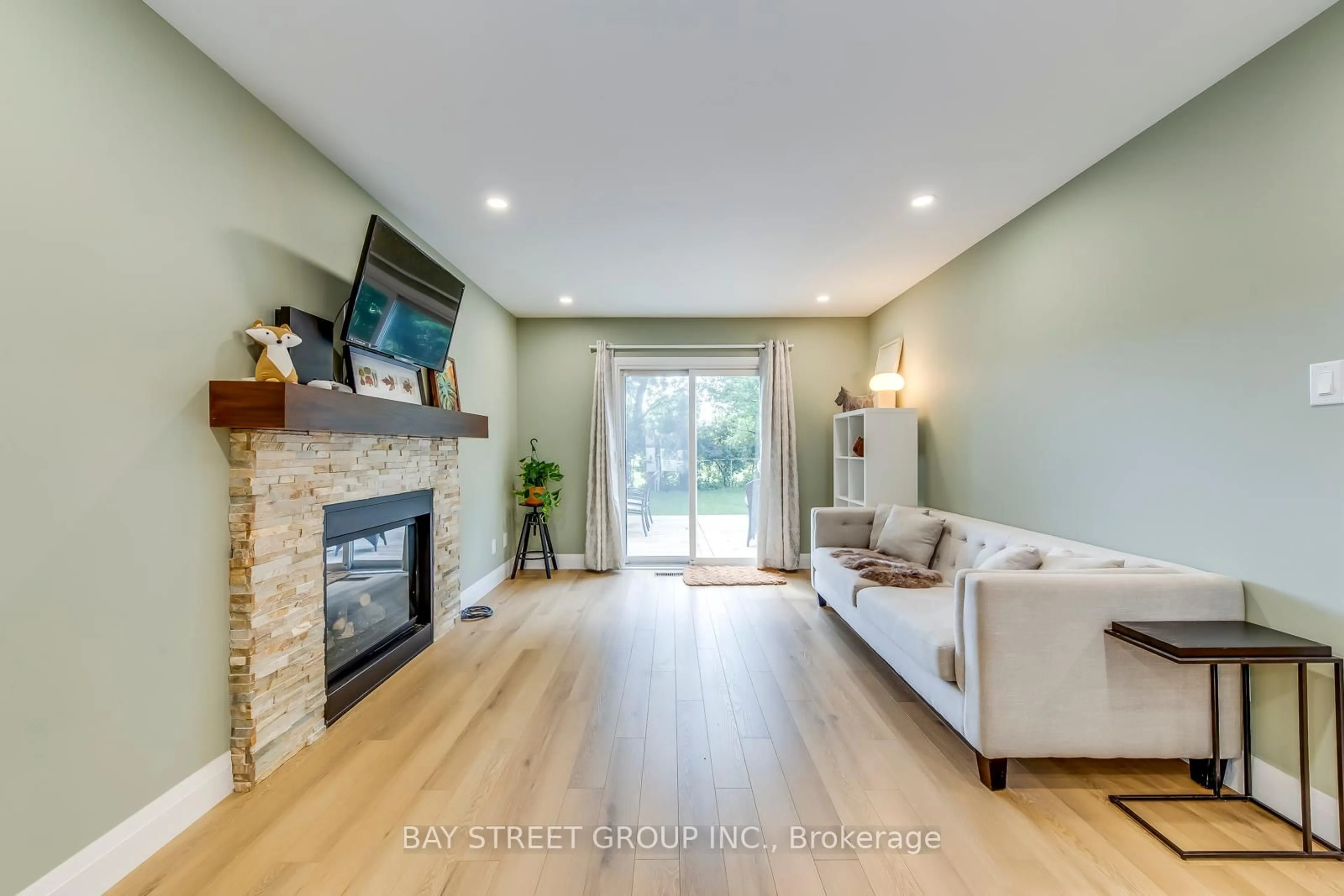 Living room with furniture, unknown for 6410 Edenwood Dr, Mississauga Ontario L5N 3H3