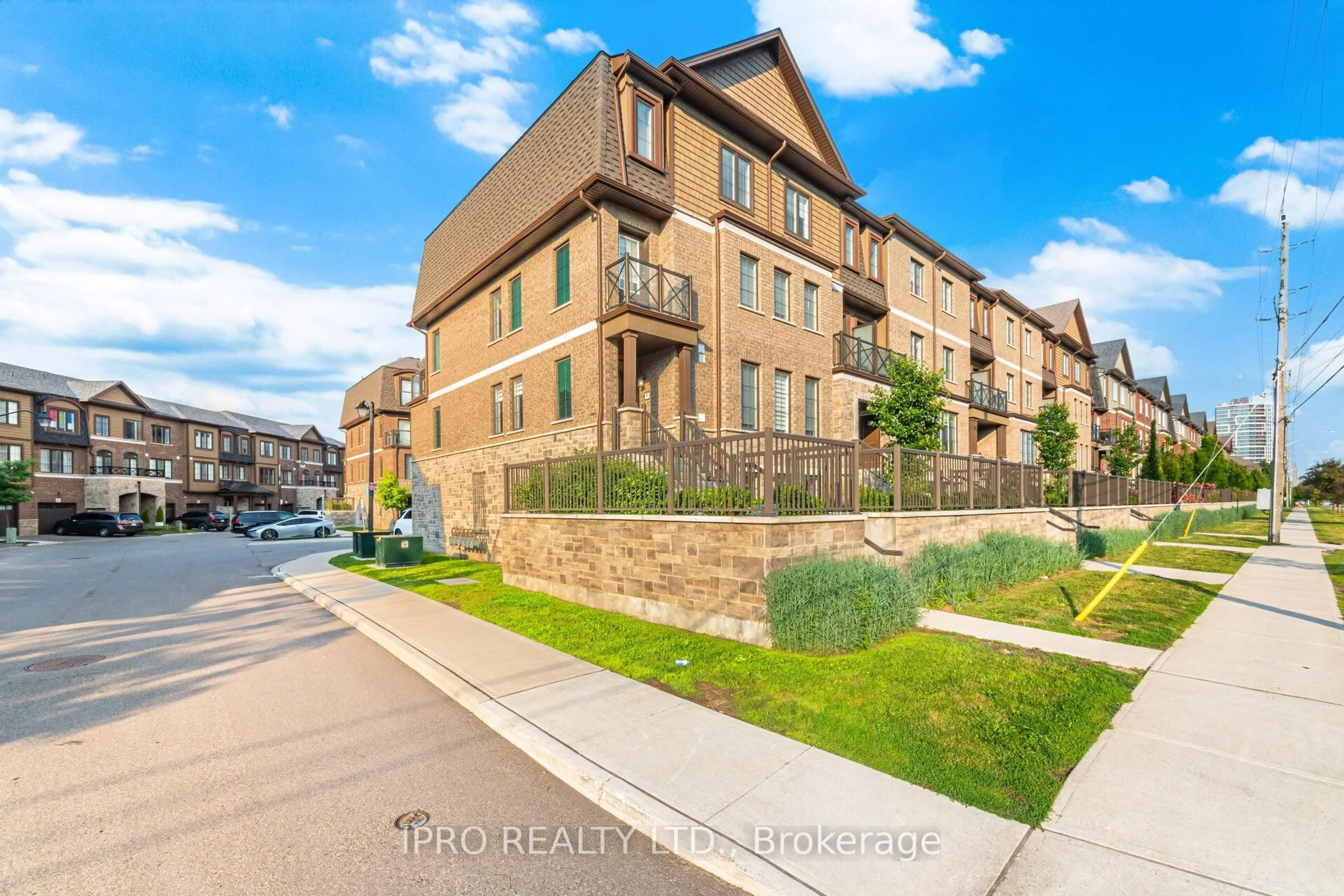 A pic from outside/outdoor area/front of a property/back of a property/a pic from drone, street for 445 Ontario St #91, Milton Ontario L9T 9K4