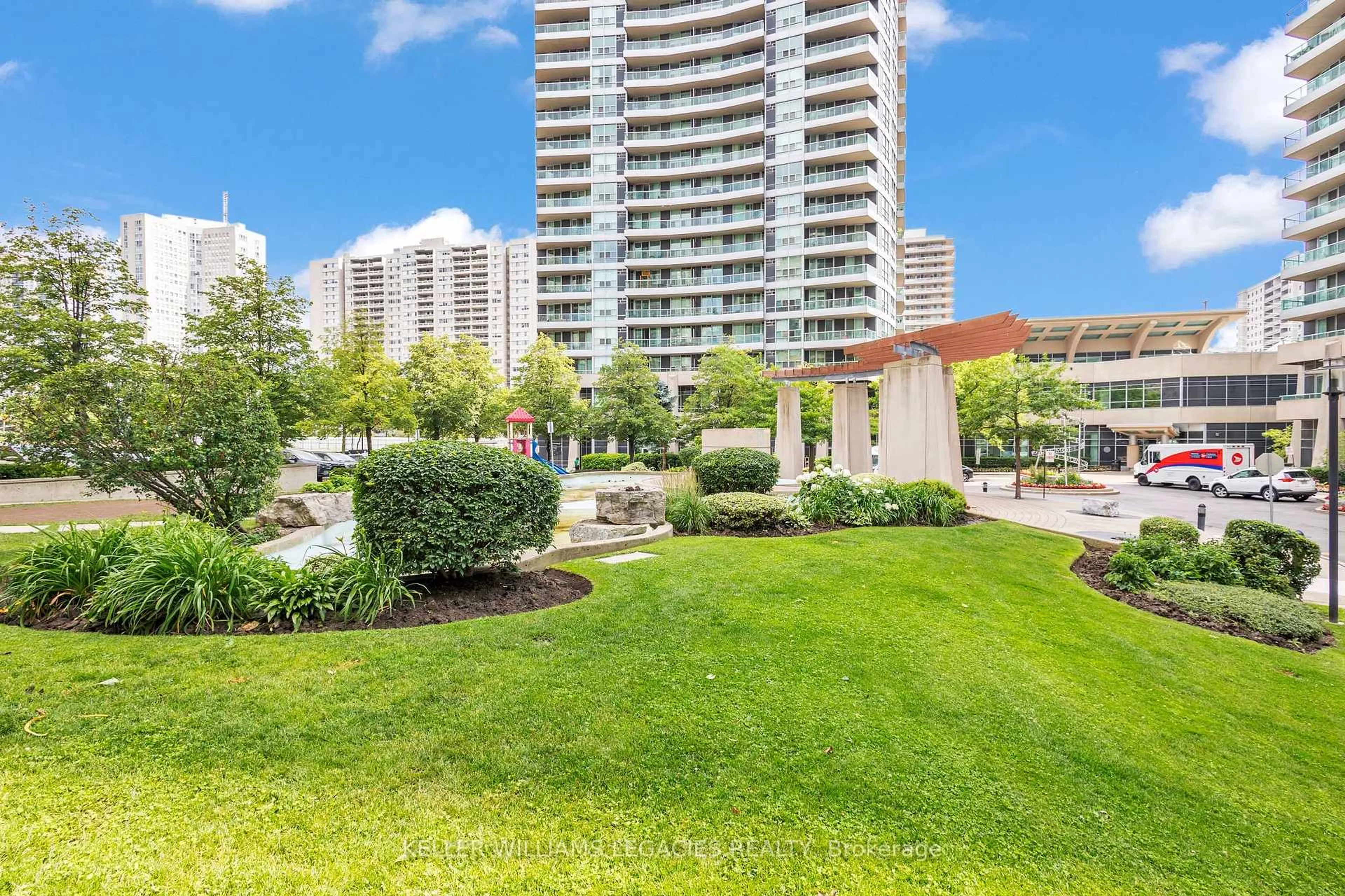 Patio, water/lake/river/ocean view for 33 Elm Dr #2013, Mississauga Ontario L5B 4L2