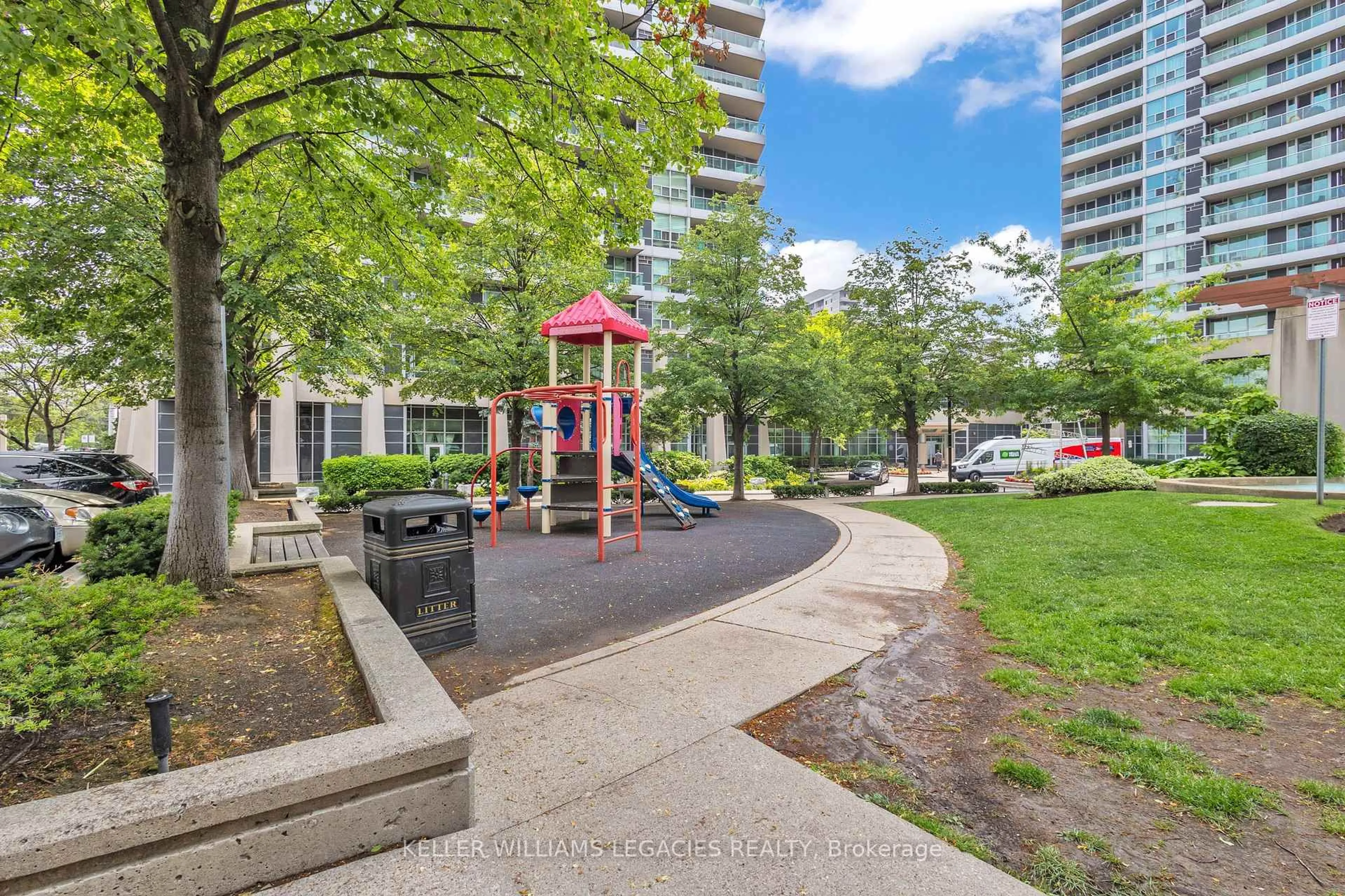 Patio, street for 33 Elm Dr #2013, Mississauga Ontario L5B 4L2