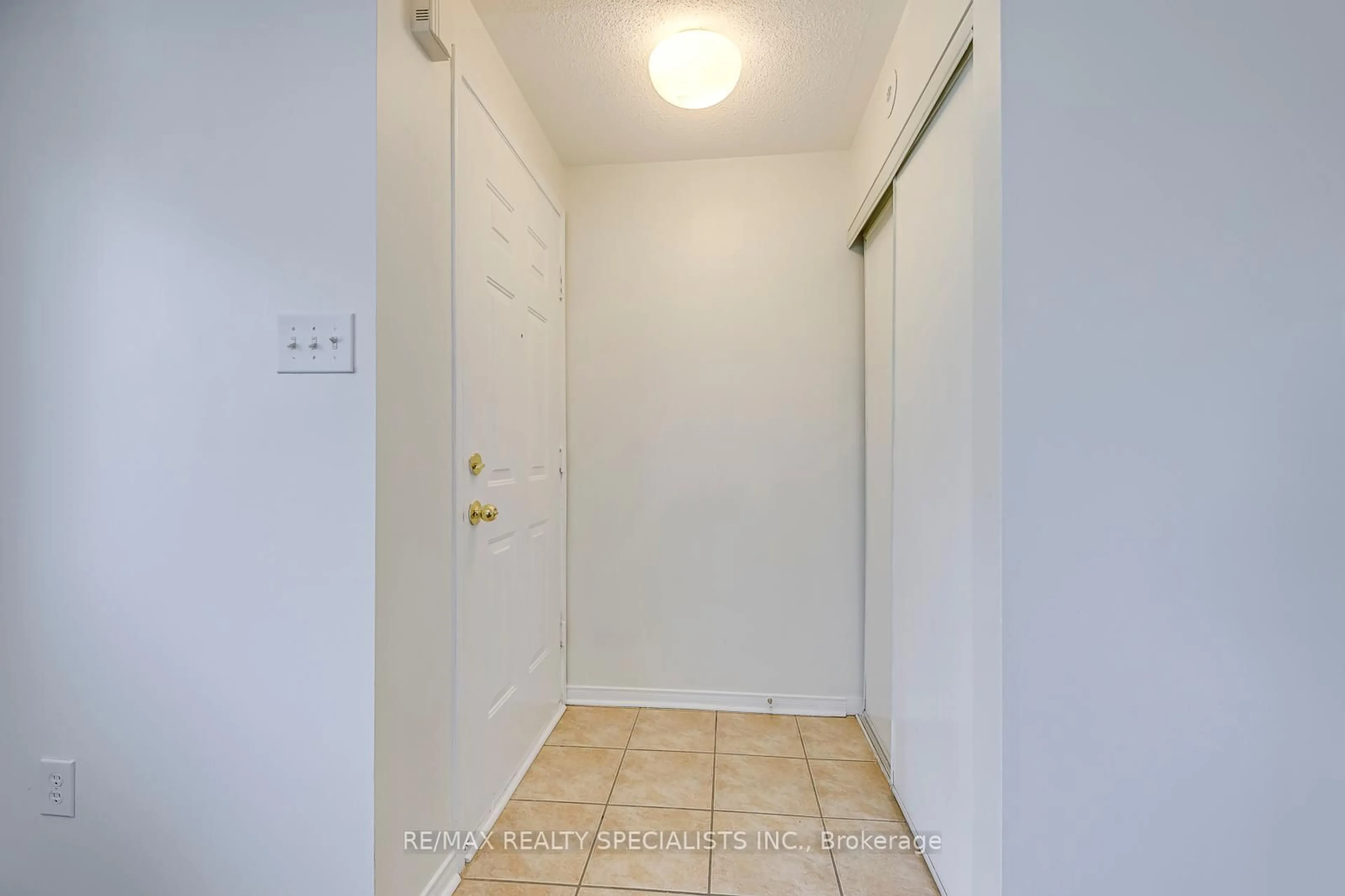 Indoor entryway for 4975 Southampton Dr #337, Mississauga Ontario L5M 8C9
