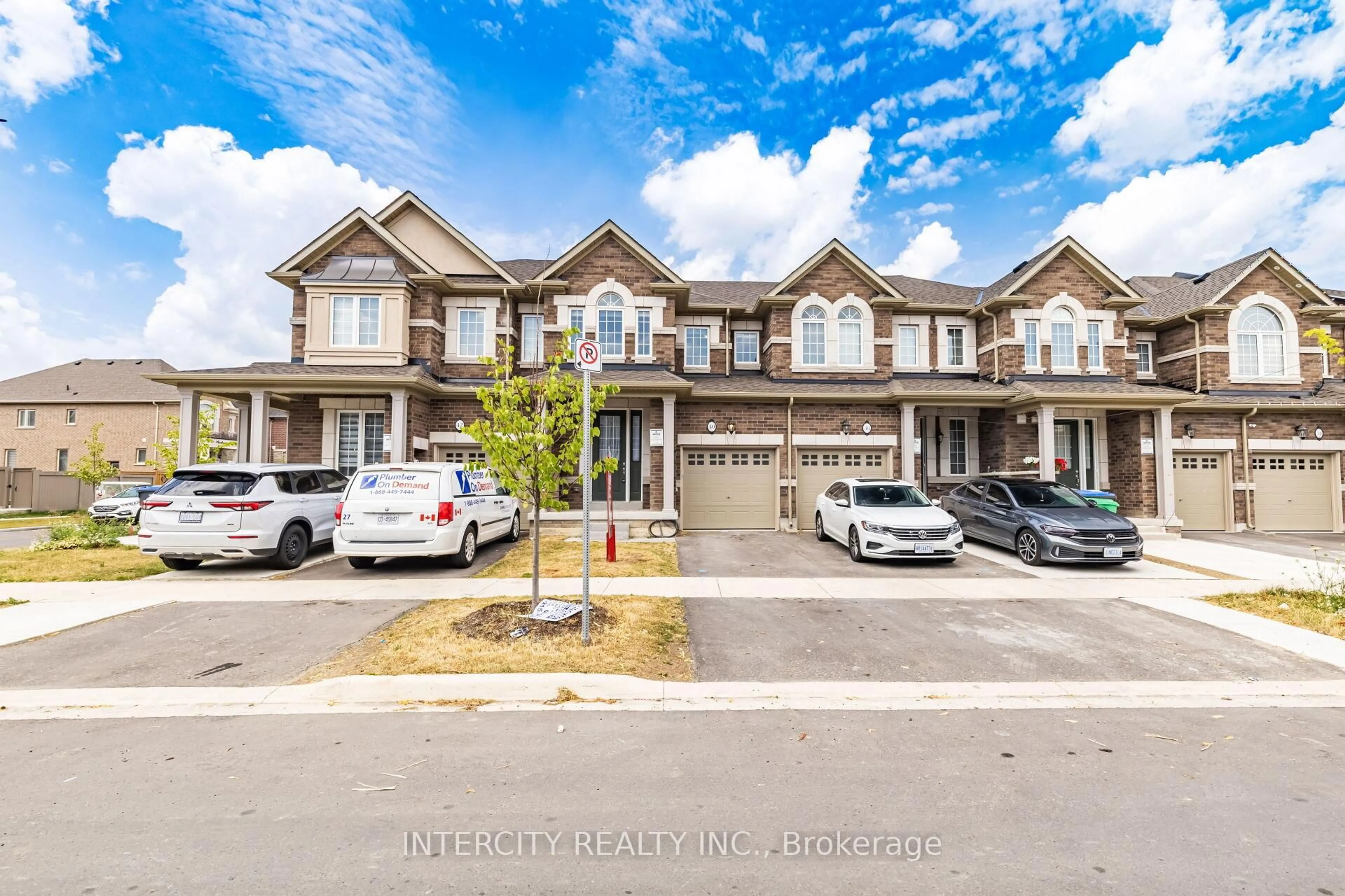 A pic from outside/outdoor area/front of a property/back of a property/a pic from drone, street for 40 Donald Stewart Rd, Brampton Ontario L7A 5J8