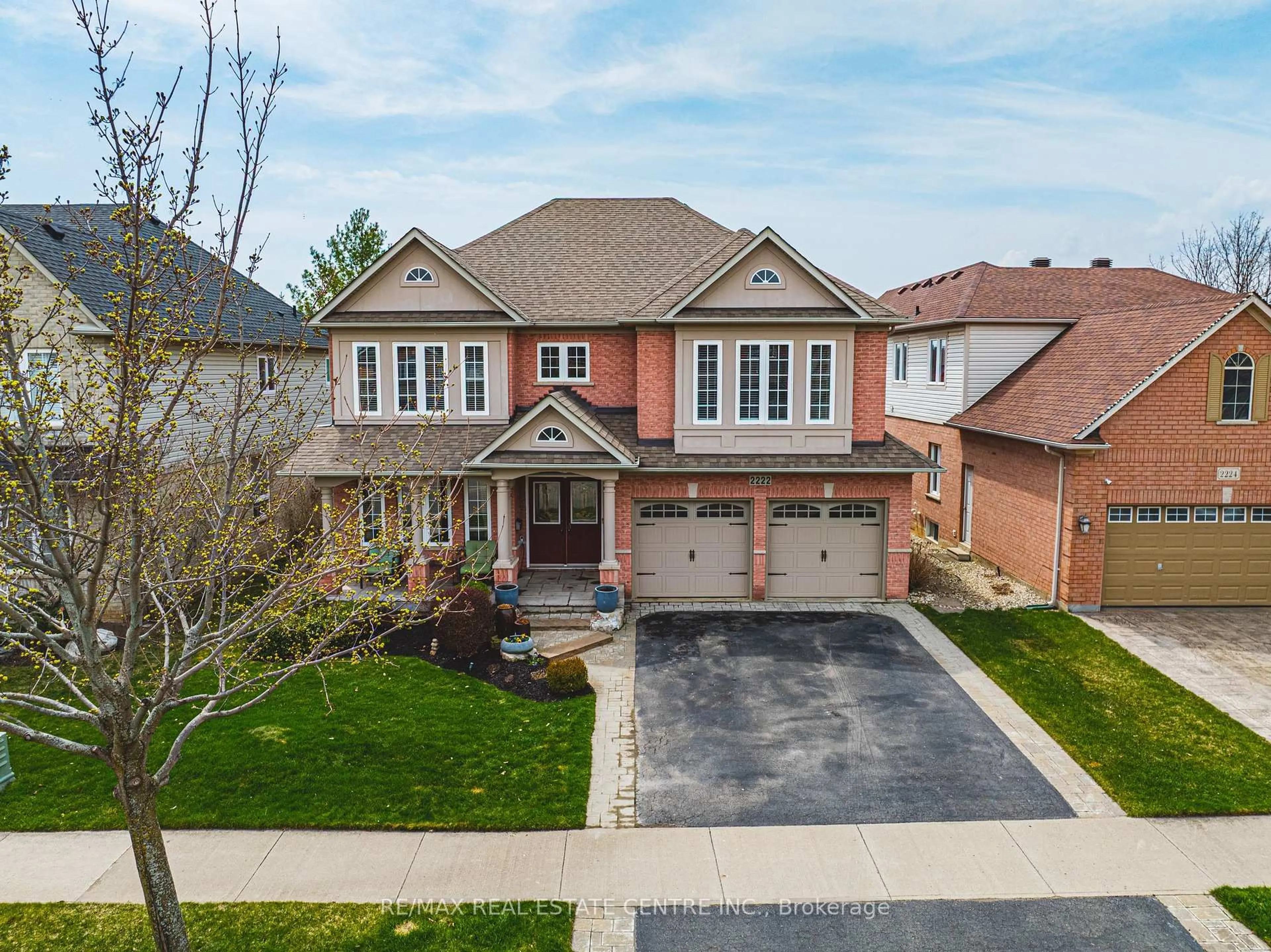 A pic from outside/outdoor area/front of a property/back of a property/a pic from drone, street for 2222 SNEAD Rd, Burlington Ontario L7M 4X2