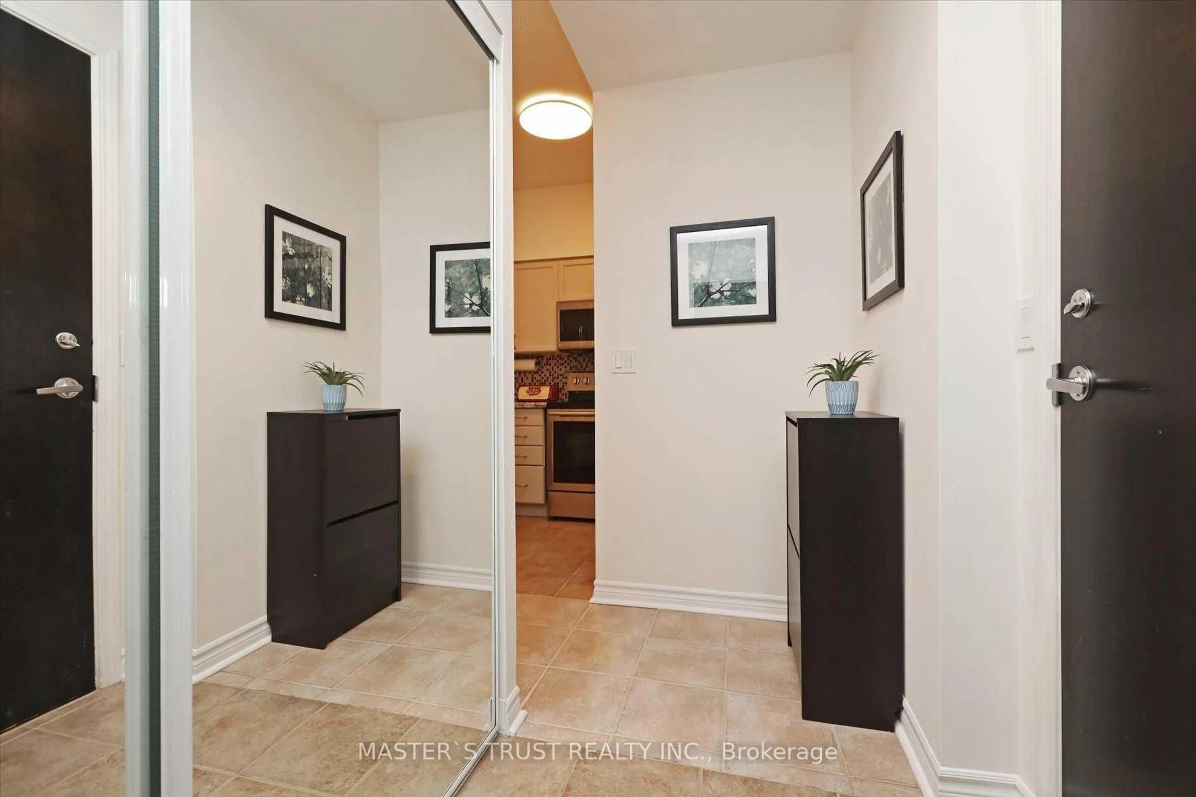 Indoor entryway for 388 Prince Of Wales Dr #1004, Mississauga Ontario L5B 0A1