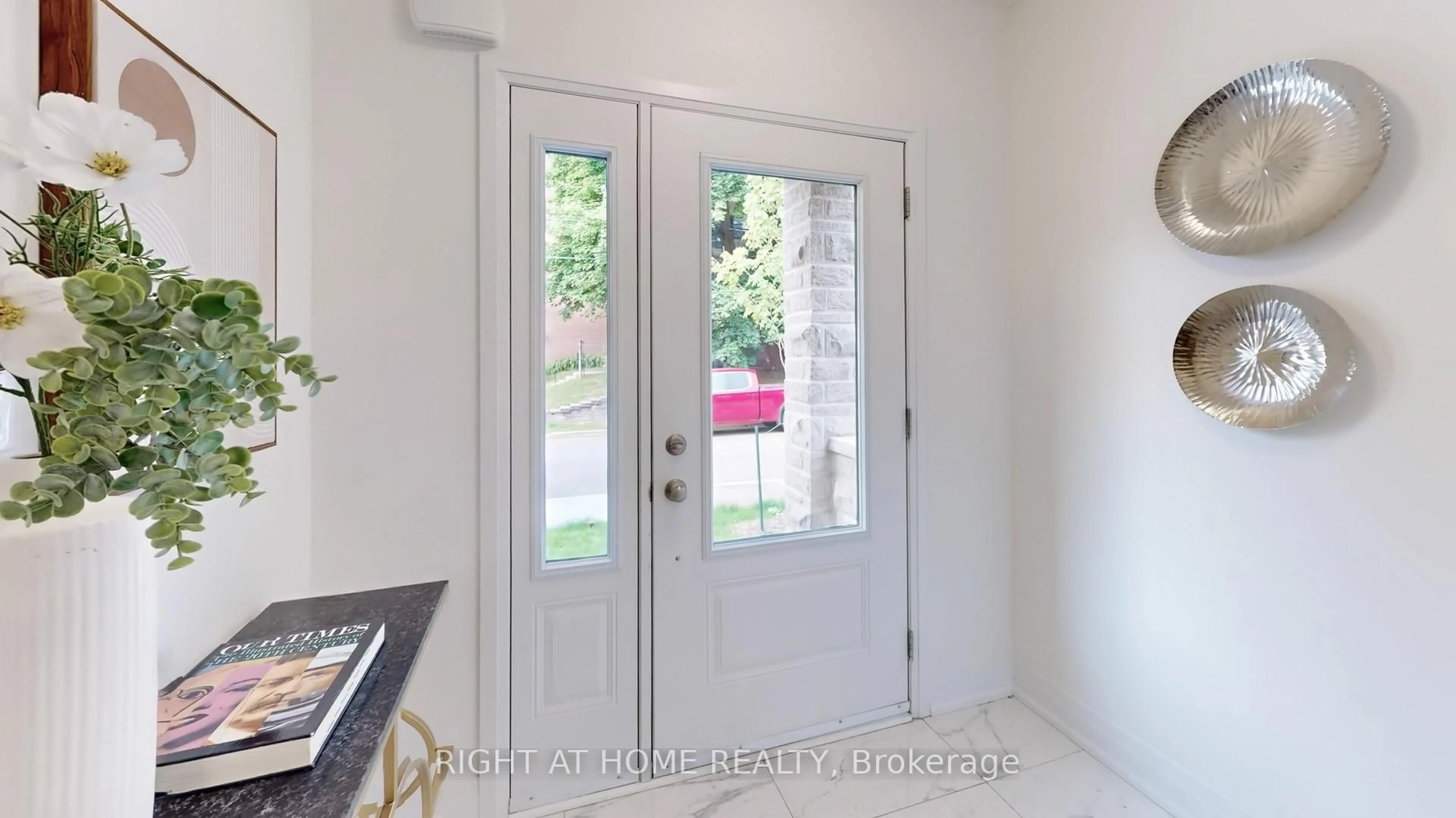Indoor entryway for 197 Wyndham St, Mississauga Ontario L5M 2S5