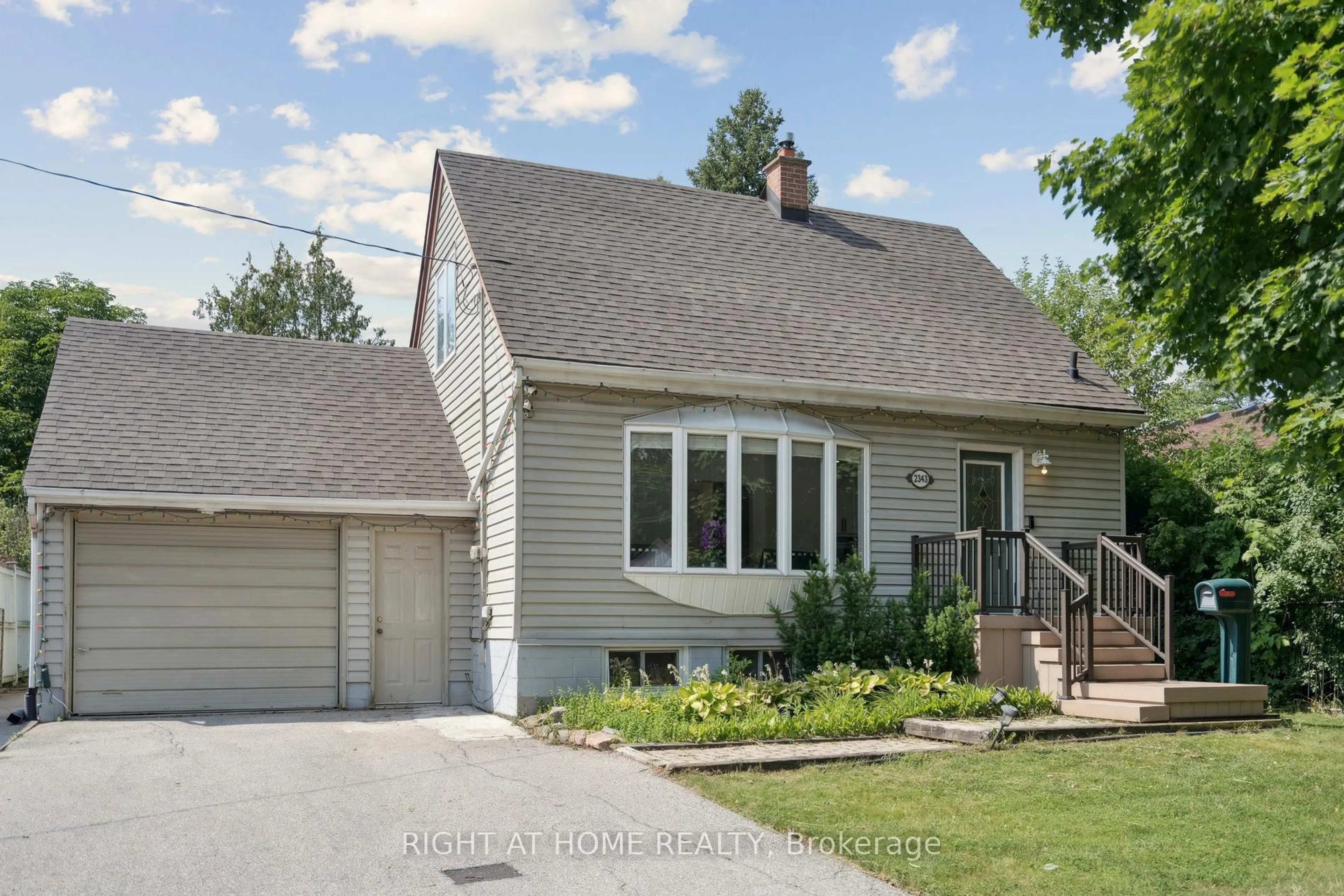Home with vinyl exterior material, street for 2343 Mountainside Dr, Burlington Ontario L7P 1C1