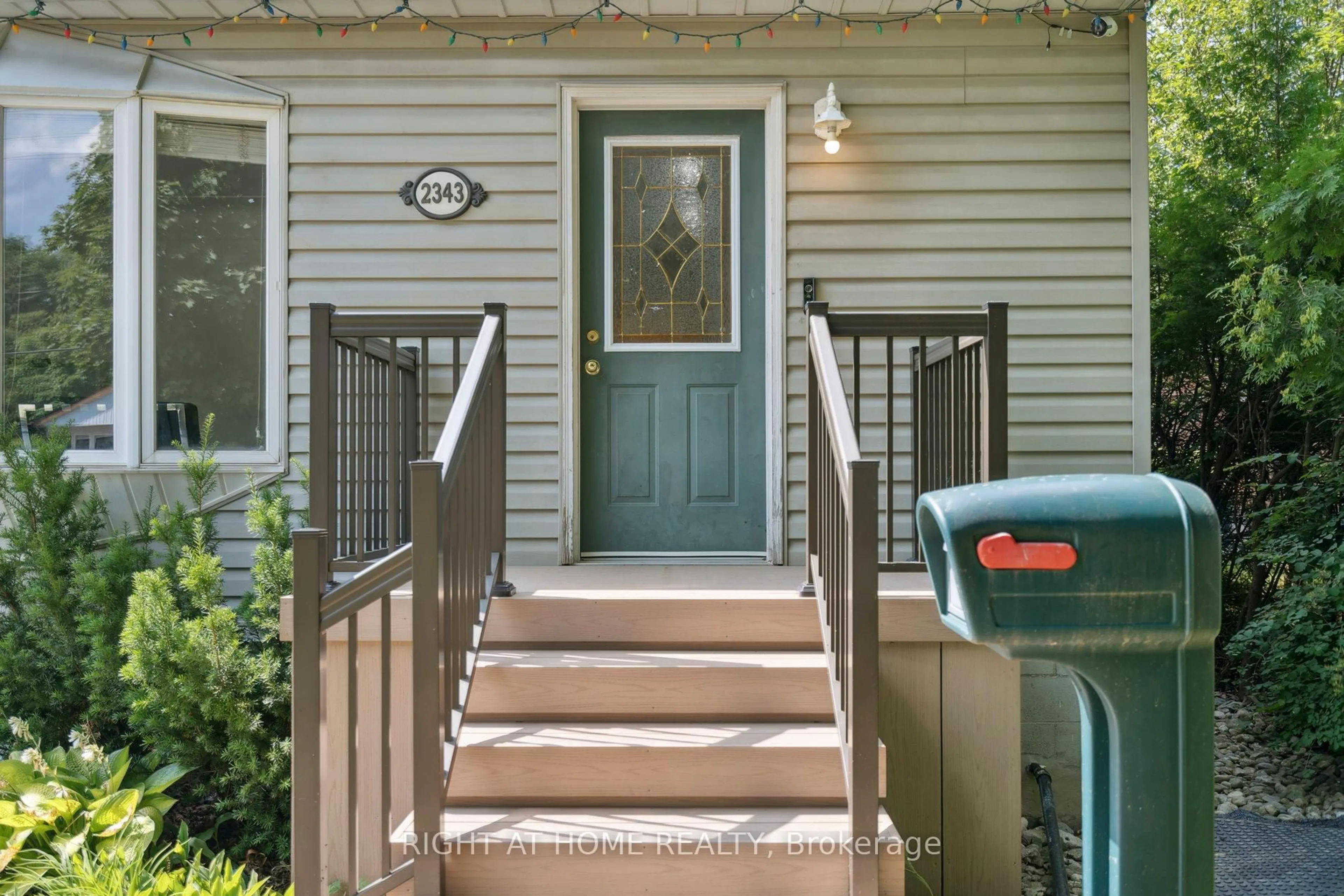 Indoor entryway for 2343 Mountainside Dr, Burlington Ontario L7P 1C1