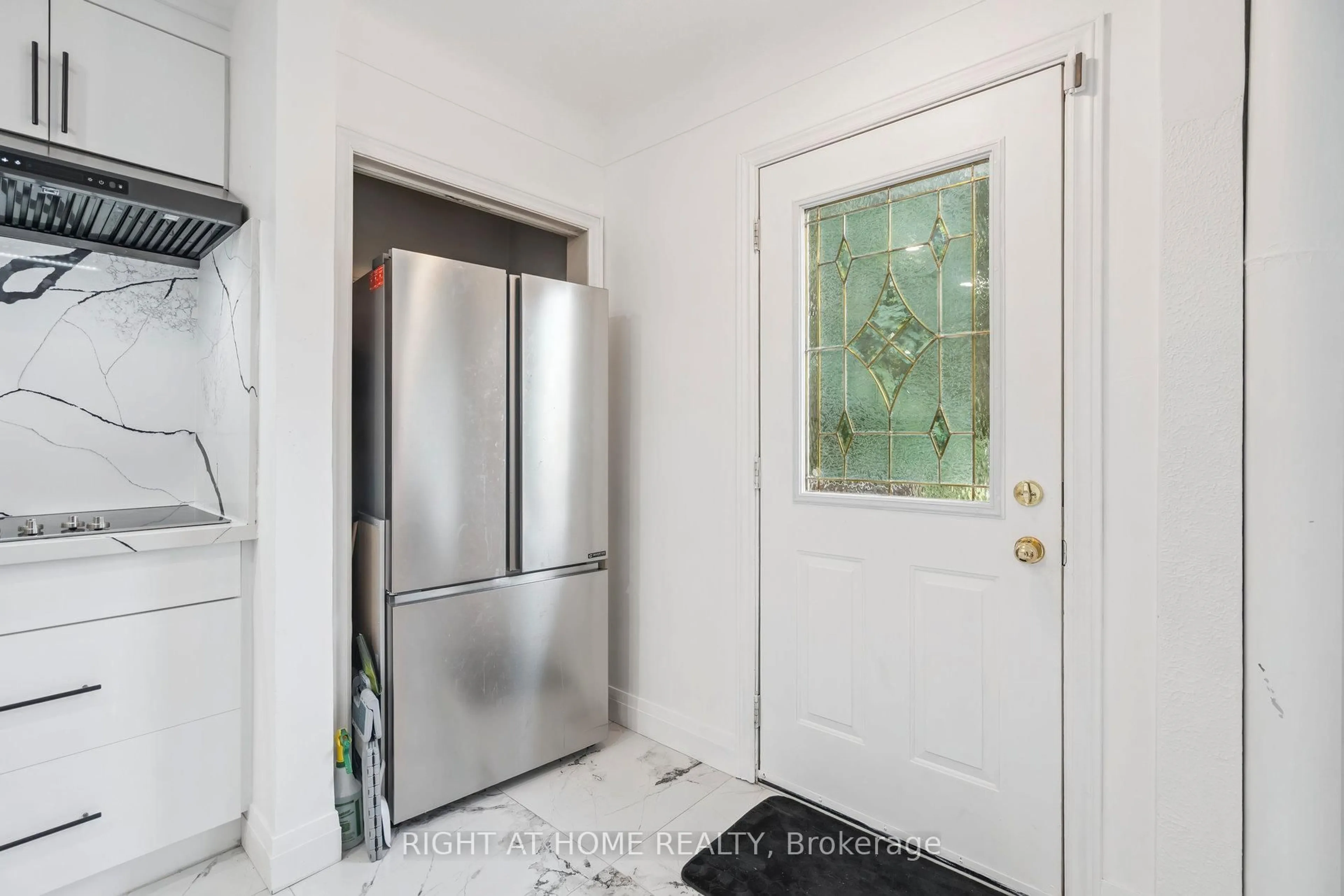 Indoor entryway for 2343 Mountainside Dr, Burlington Ontario L7P 1C1