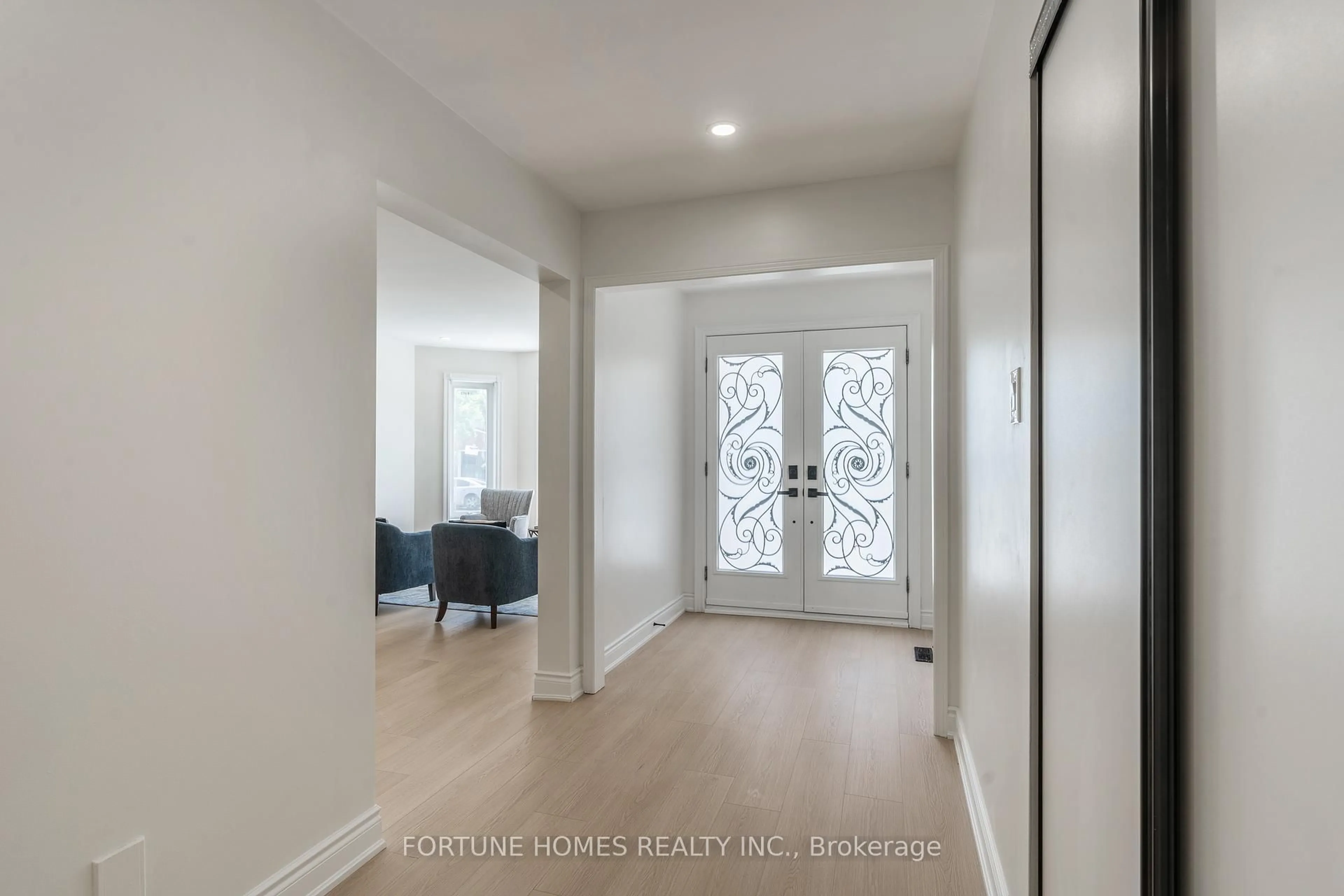 Indoor entryway for 31 Ortona Dr, Brampton Ontario L6Y 3E1