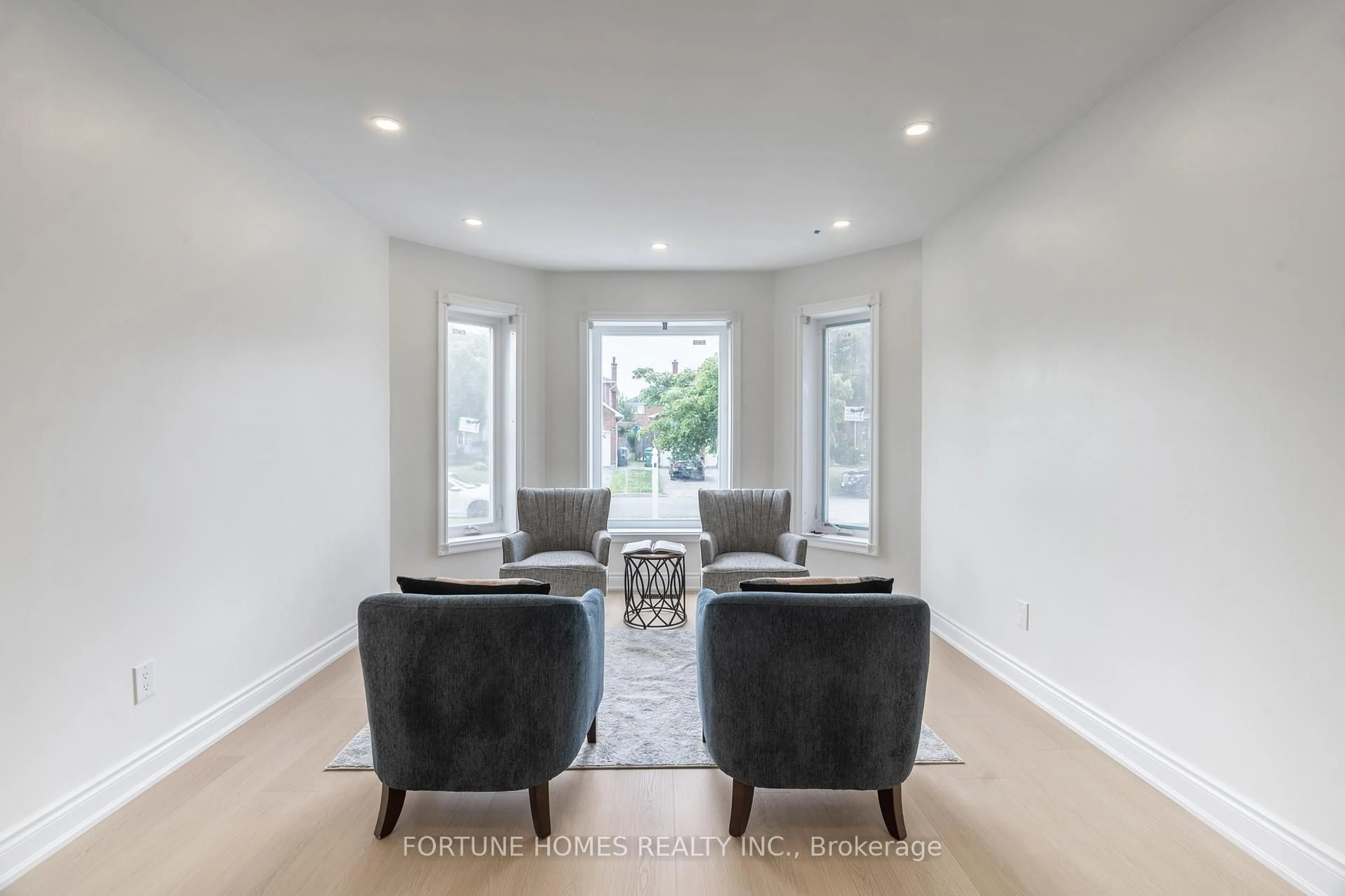 Living room with furniture, unknown for 31 Ortona Dr, Brampton Ontario L6Y 3E1
