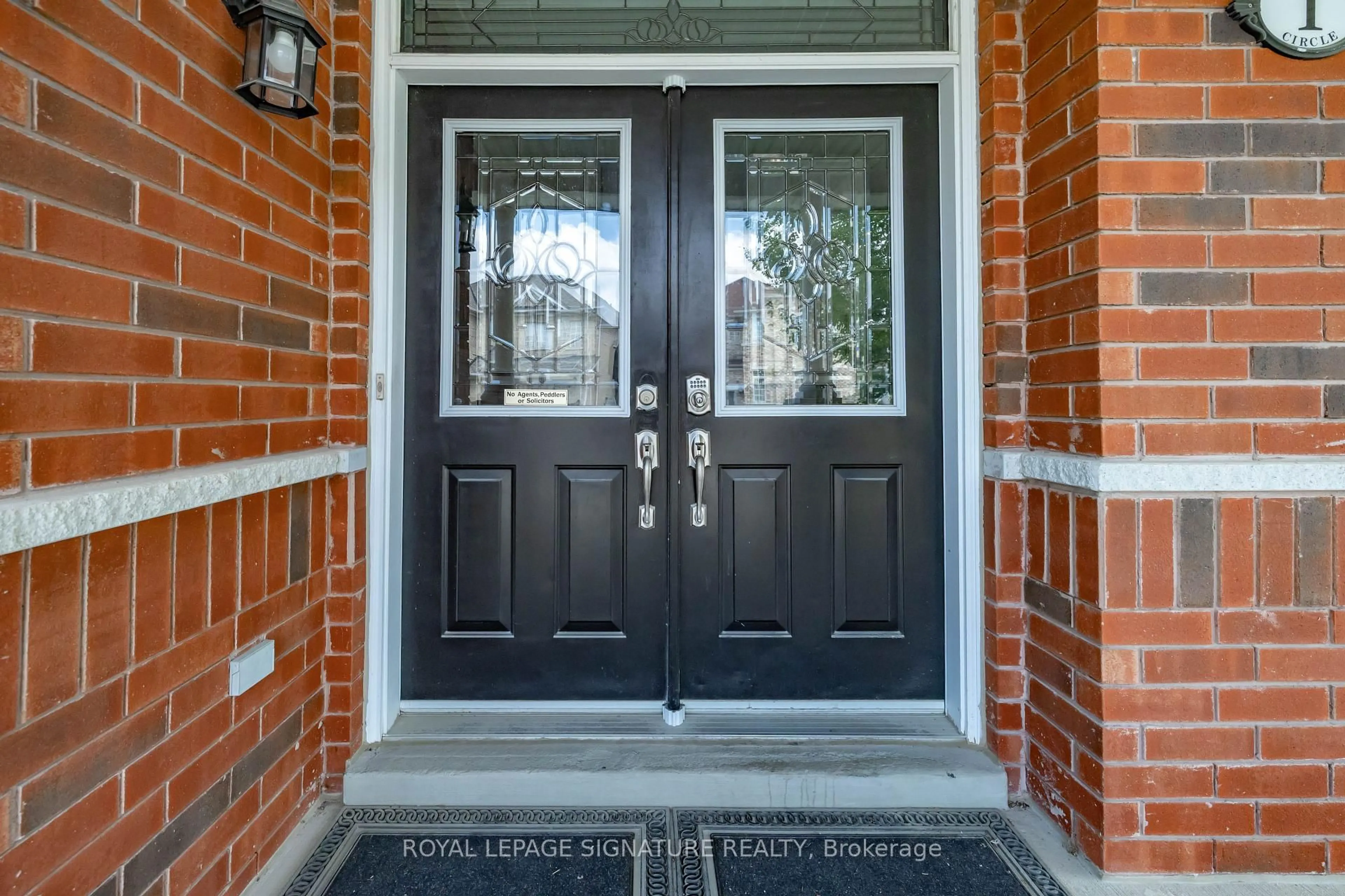 Indoor entryway for 1 Skylar Circ, Brampton Ontario L6P 0Z6