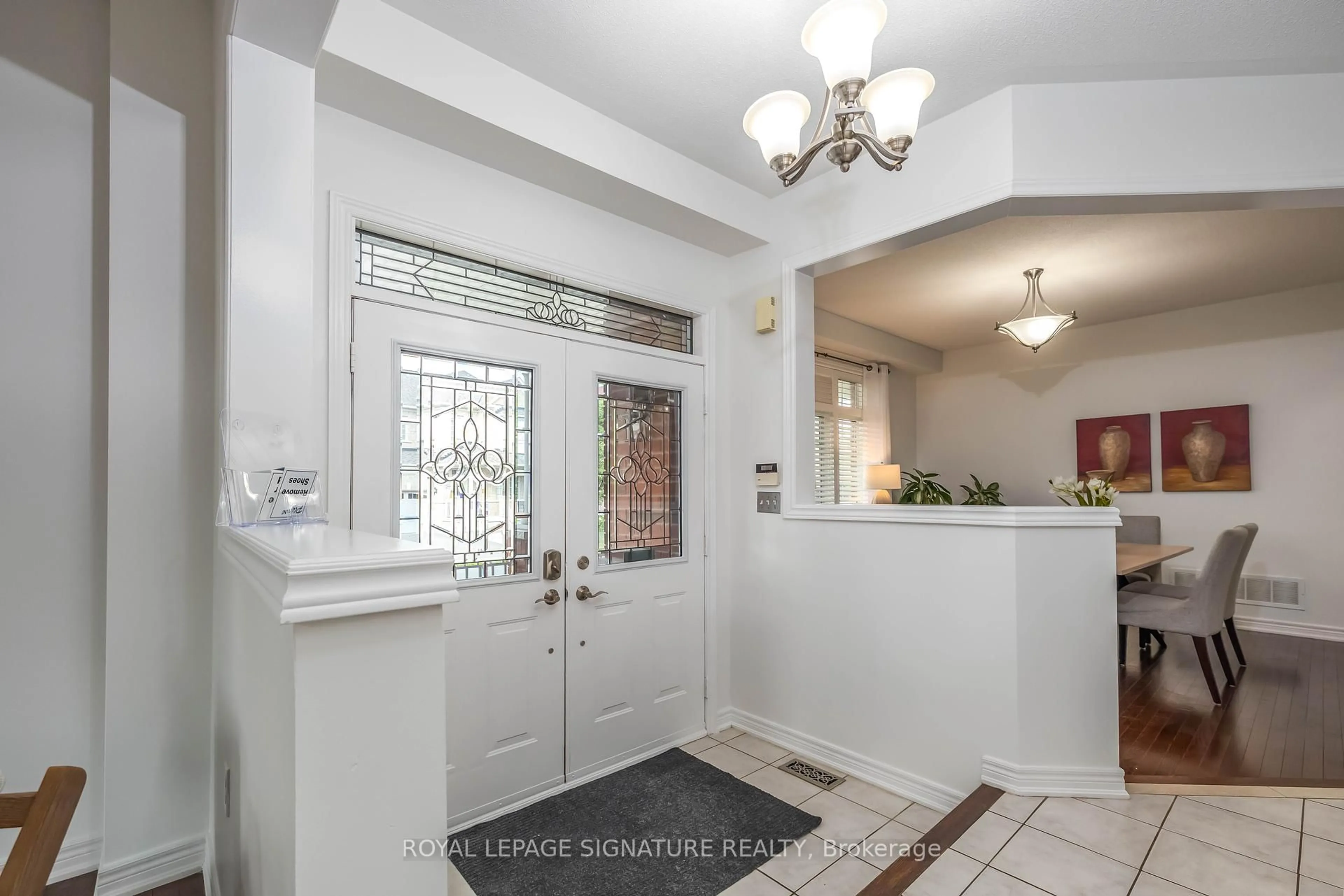 Indoor foyer for 1 Skylar Circ, Brampton Ontario L6P 0Z6