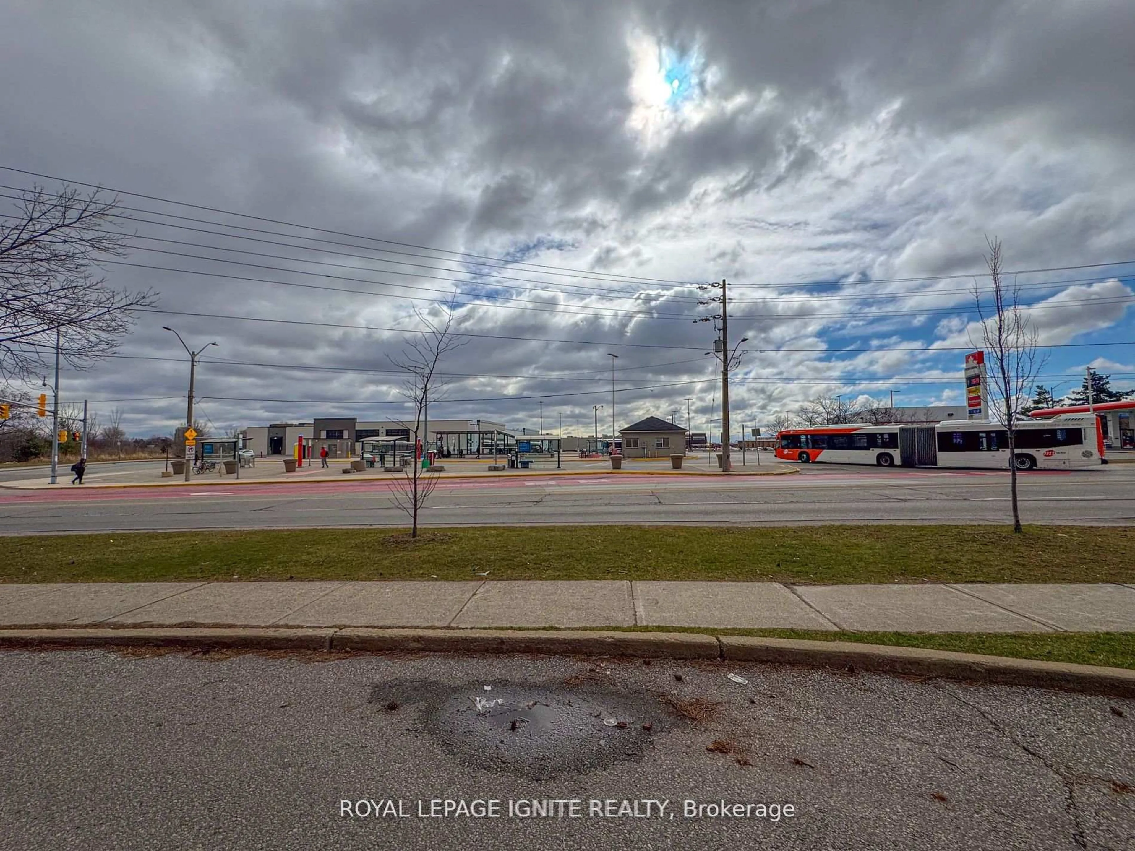 Blurry image for 3455 Morning Star Dr #208, Mississauga Ontario L4T 3T9