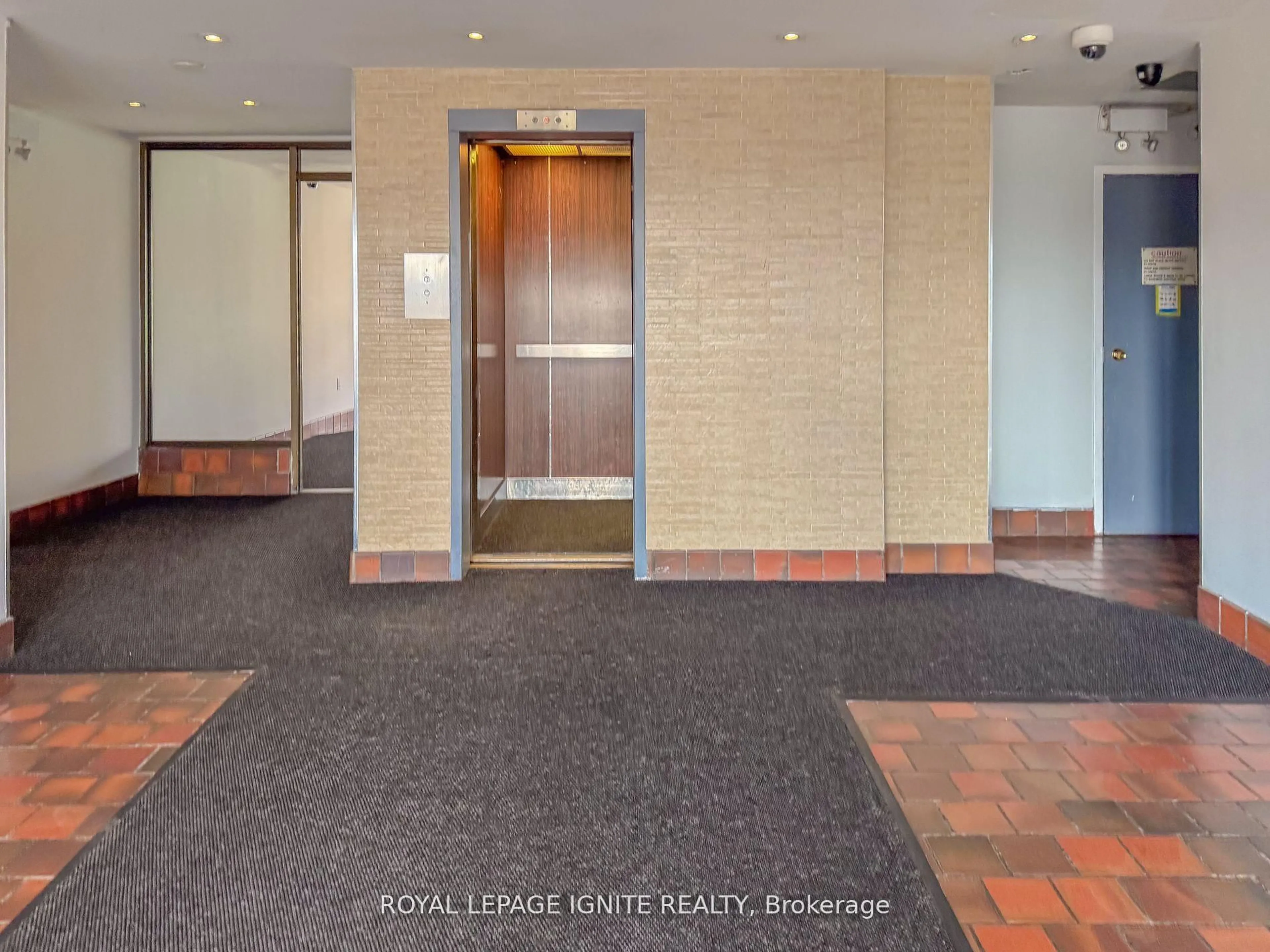 Indoor foyer for 3455 Morning Star Dr #208, Mississauga Ontario L4T 3T9