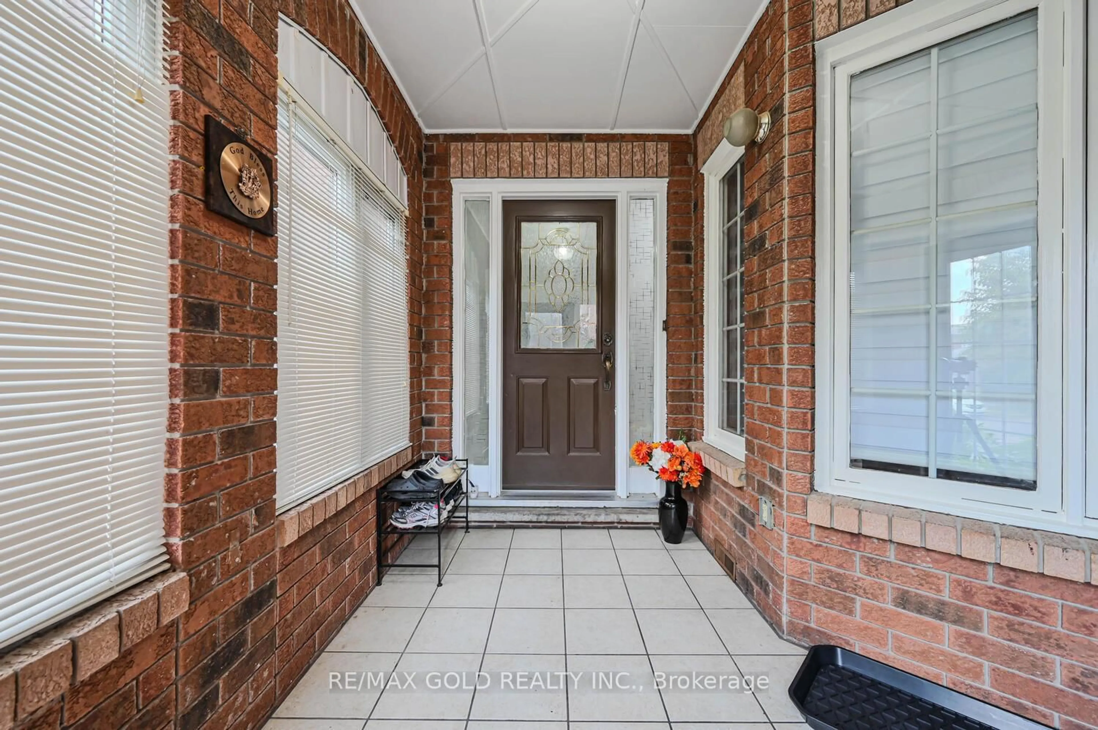 Indoor entryway for 51 Rocky Mountain Cres, Brampton Ontario L6R 1E7