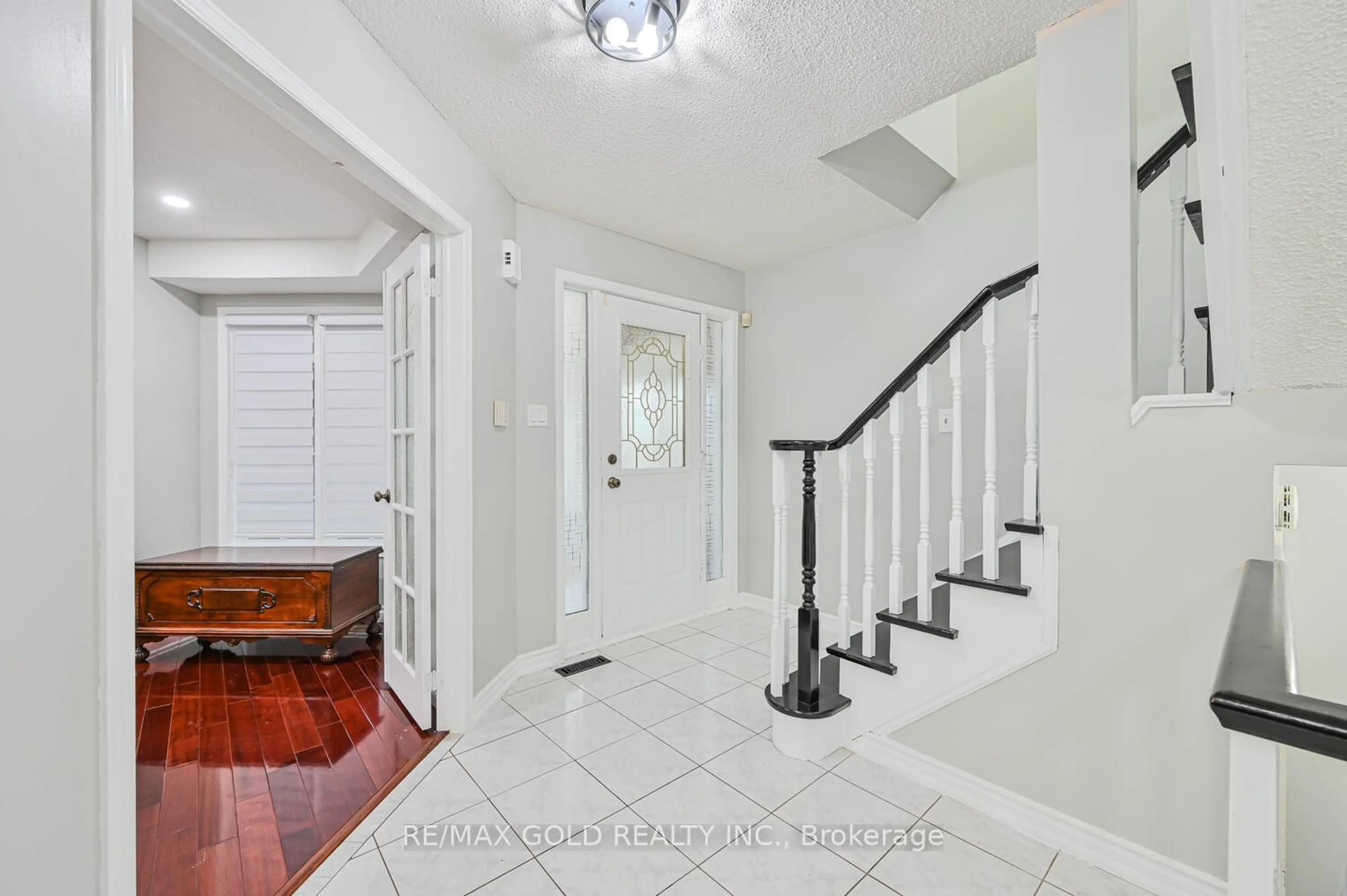 Indoor entryway for 51 Rocky Mountain Cres, Brampton Ontario L6R 1E7