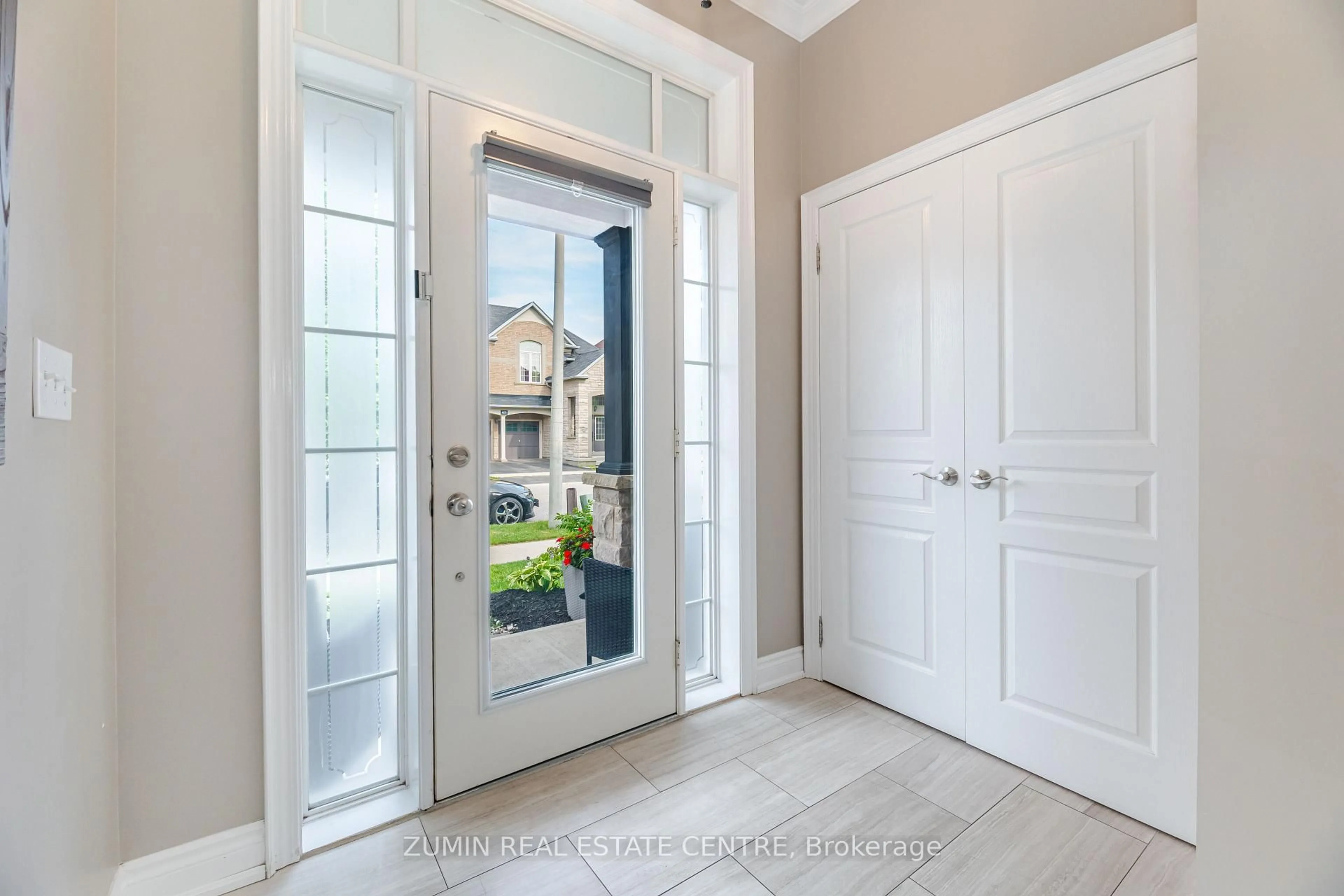 Indoor entryway for 4272 Vivaldi Rd, Burlington Ontario L7M 0N5