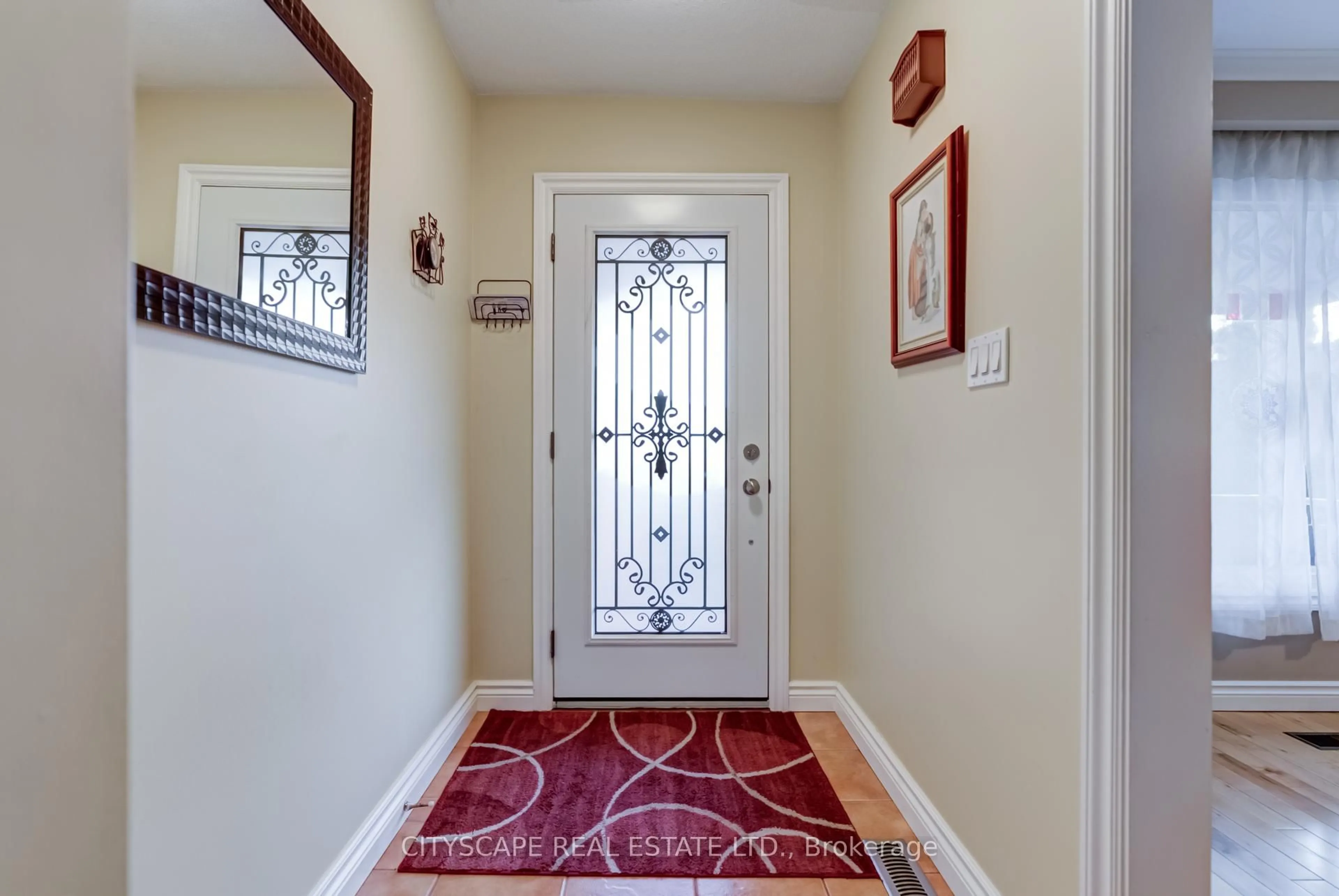 Indoor entryway for 1411 Alexandra Ave, Mississauga Ontario L5E 2A9