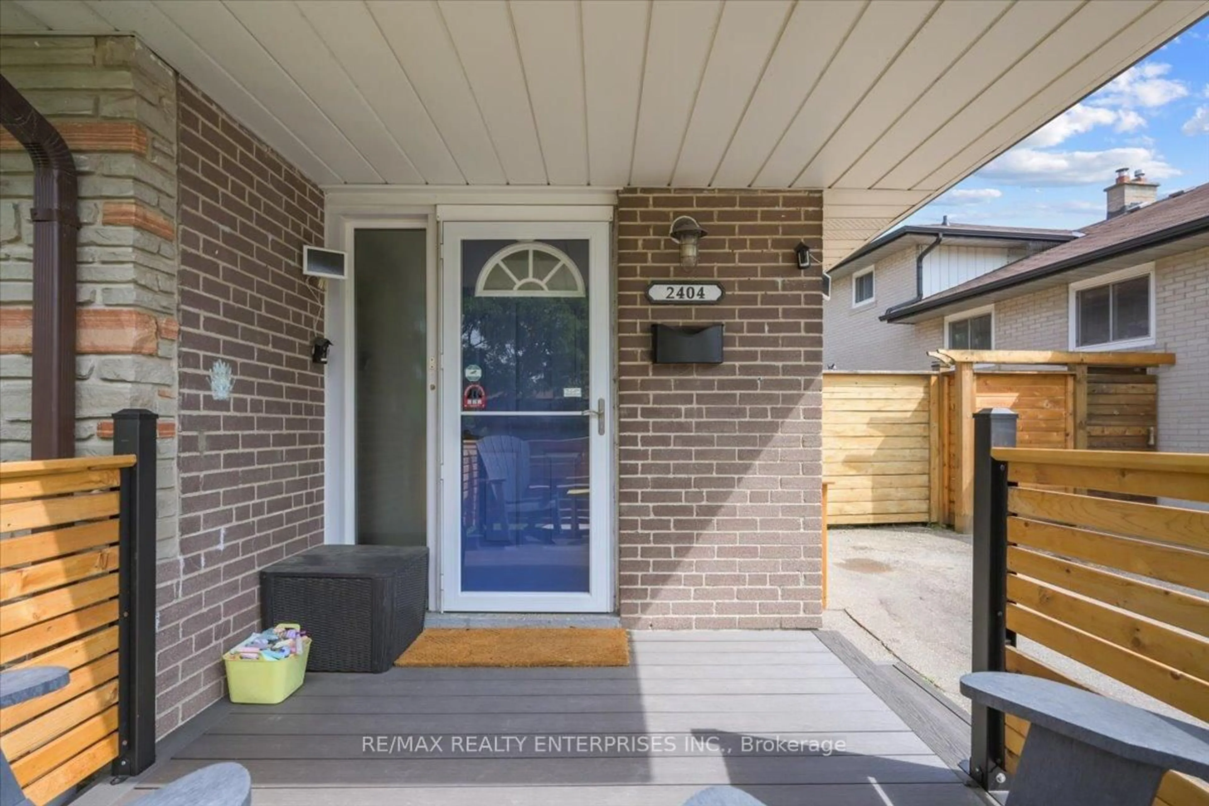 Unknown for 2404 Padstow Cres, Mississauga Ontario L5J 2G4