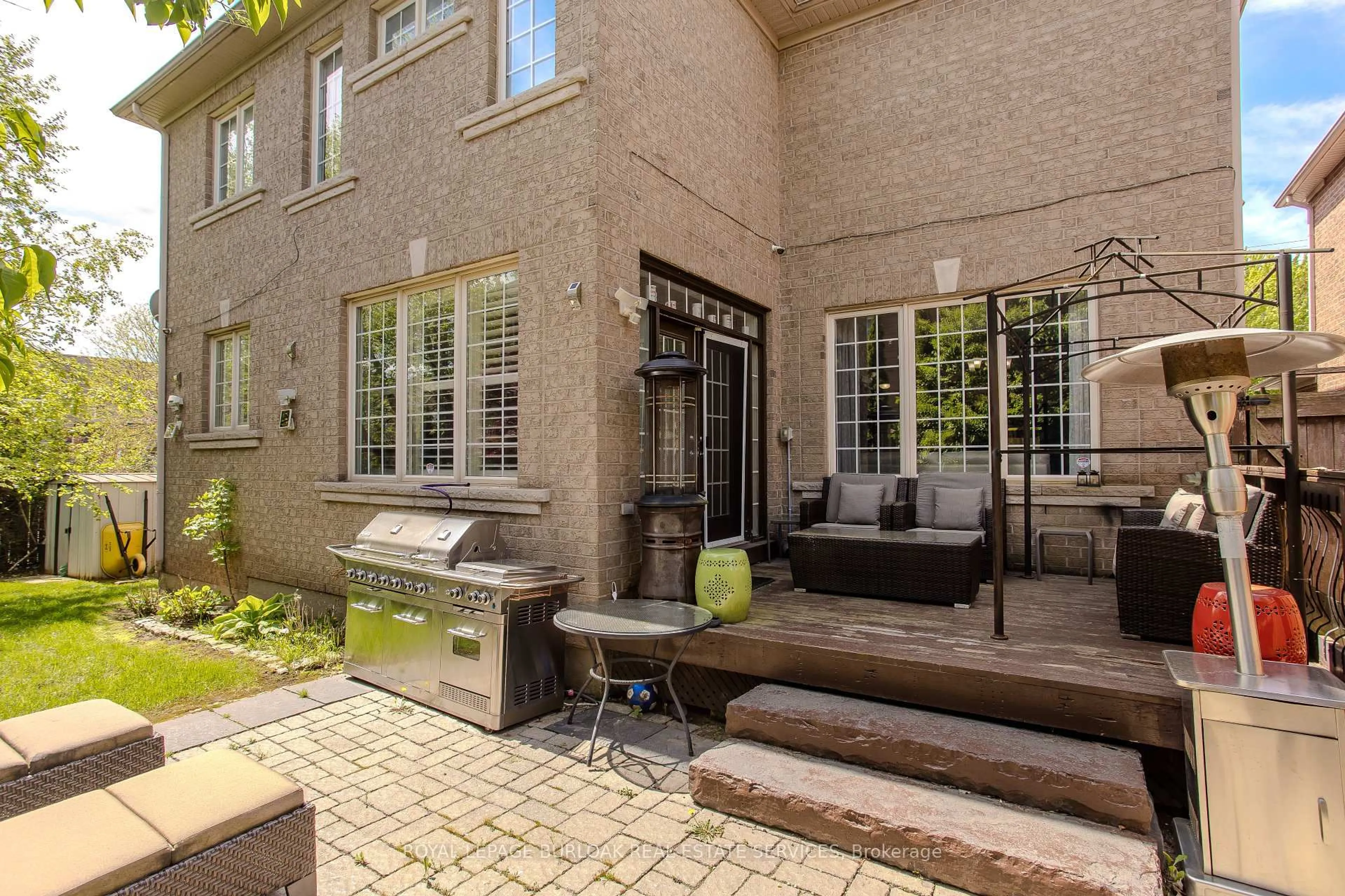 Patio, street for 373 Burloak Dr, Oakville Ontario L6L 6W8