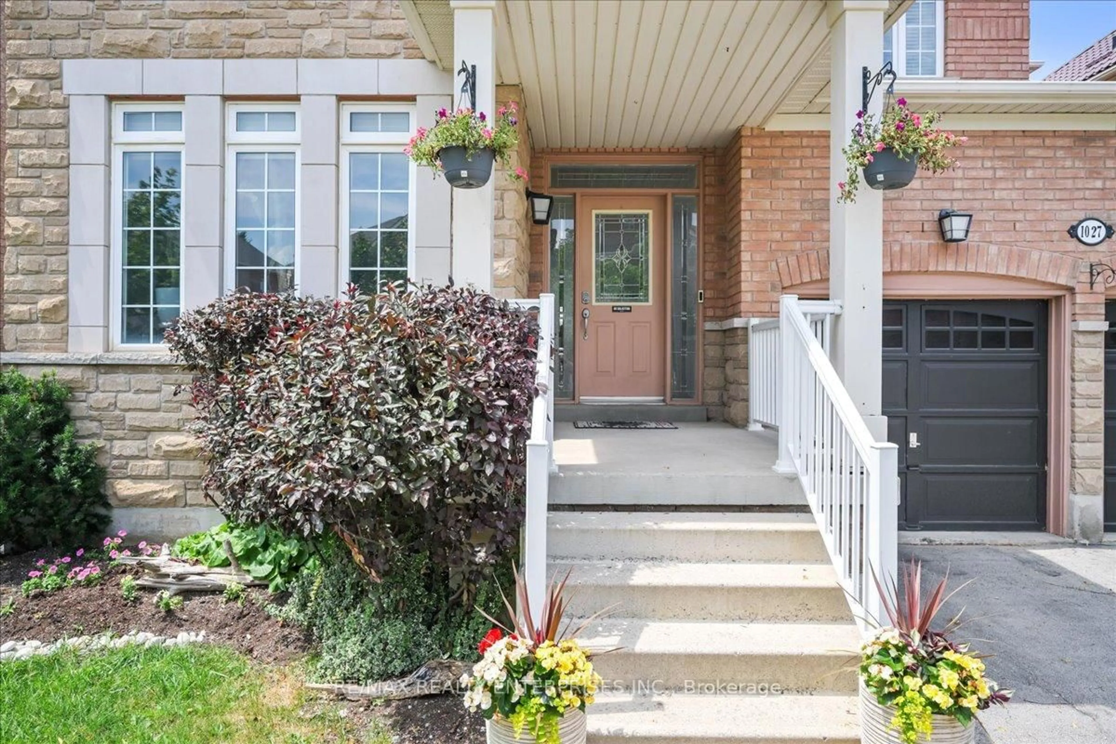 Indoor entryway for 1027 LAIDLAW Dr, Milton Ontario L9T 6S2