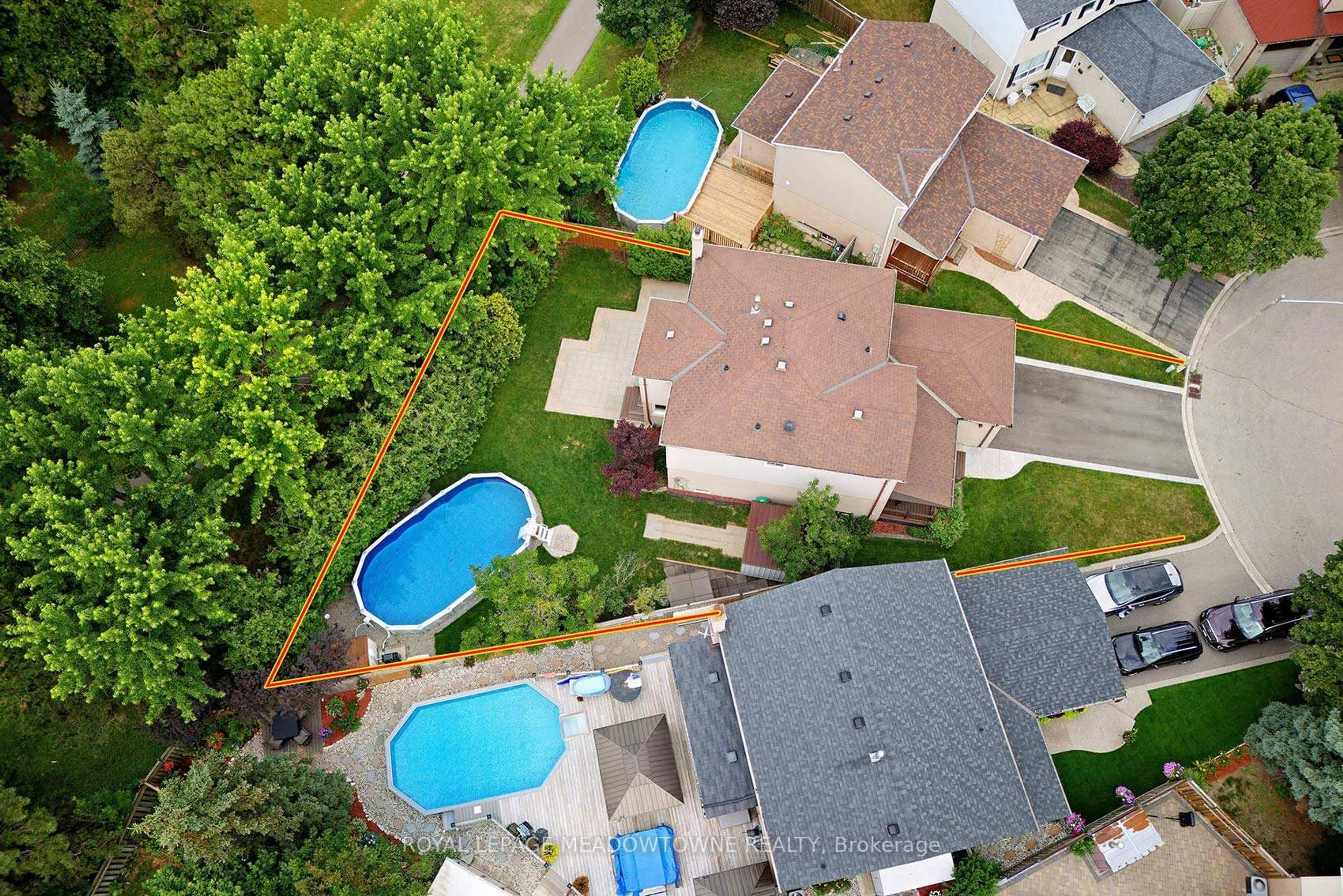 A pic from outside/outdoor area/front of a property/back of a property/a pic from drone, water/lake/river/ocean view for 2678 Markwood Crt, Mississauga Ontario L5N 4K5