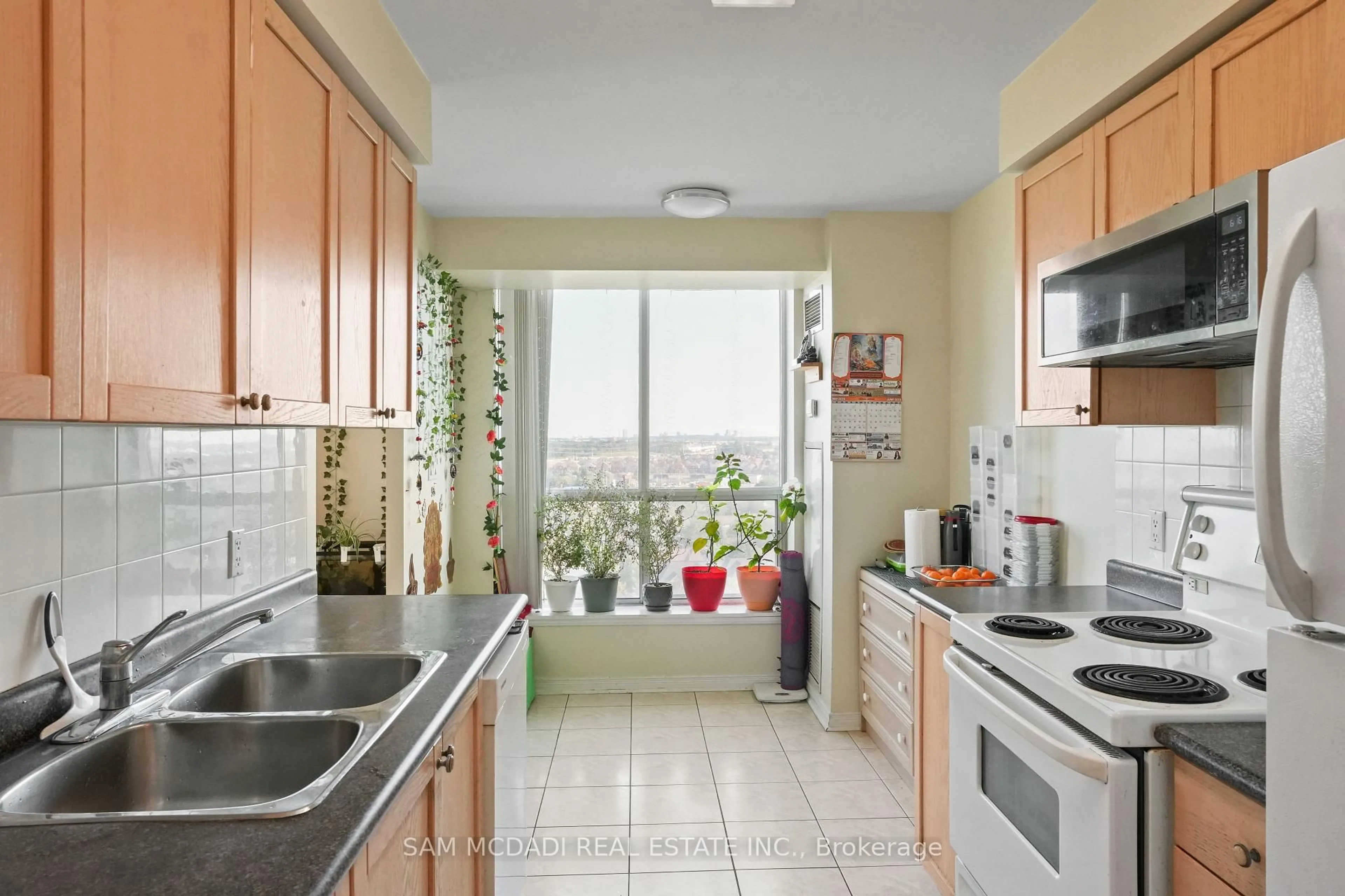 Standard kitchen, ceramic/tile floor for 4879 Kimbermount Ave #1608, Mississauga Ontario L5M 7R8