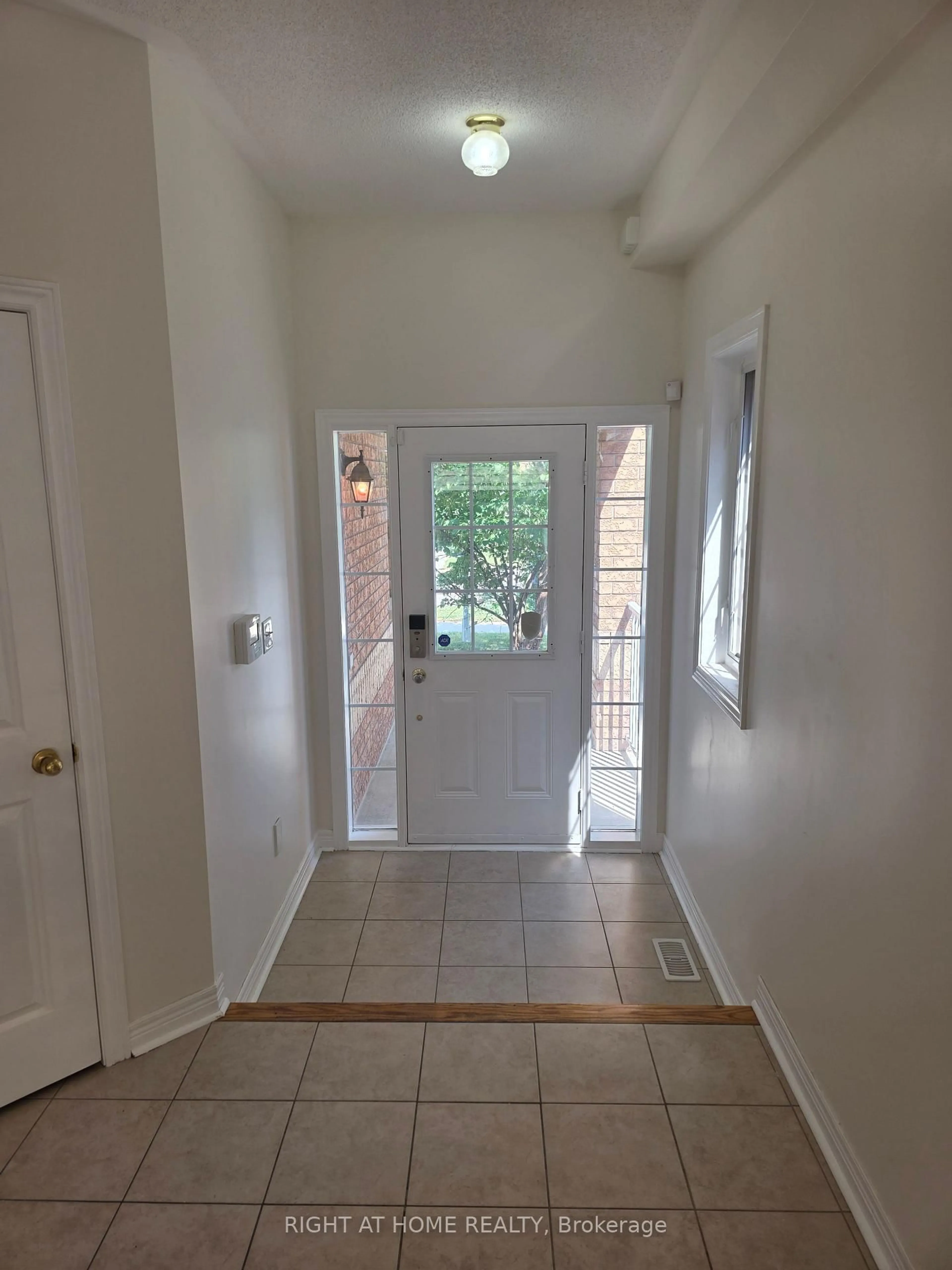 Indoor entryway for 3249 Cabano Cres, Mississauga Ontario L5M 0B9