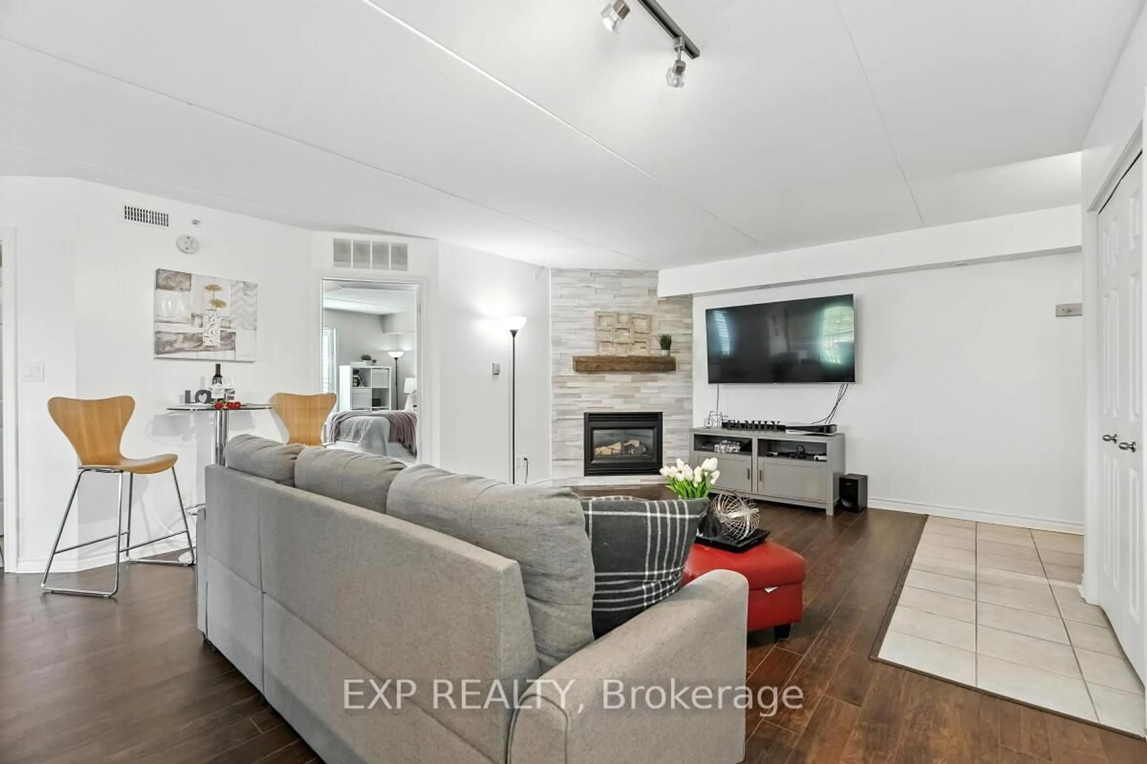 Living room with furniture, unknown for 1421 Walkers Line #215, Burlington Ontario L7M 4P4