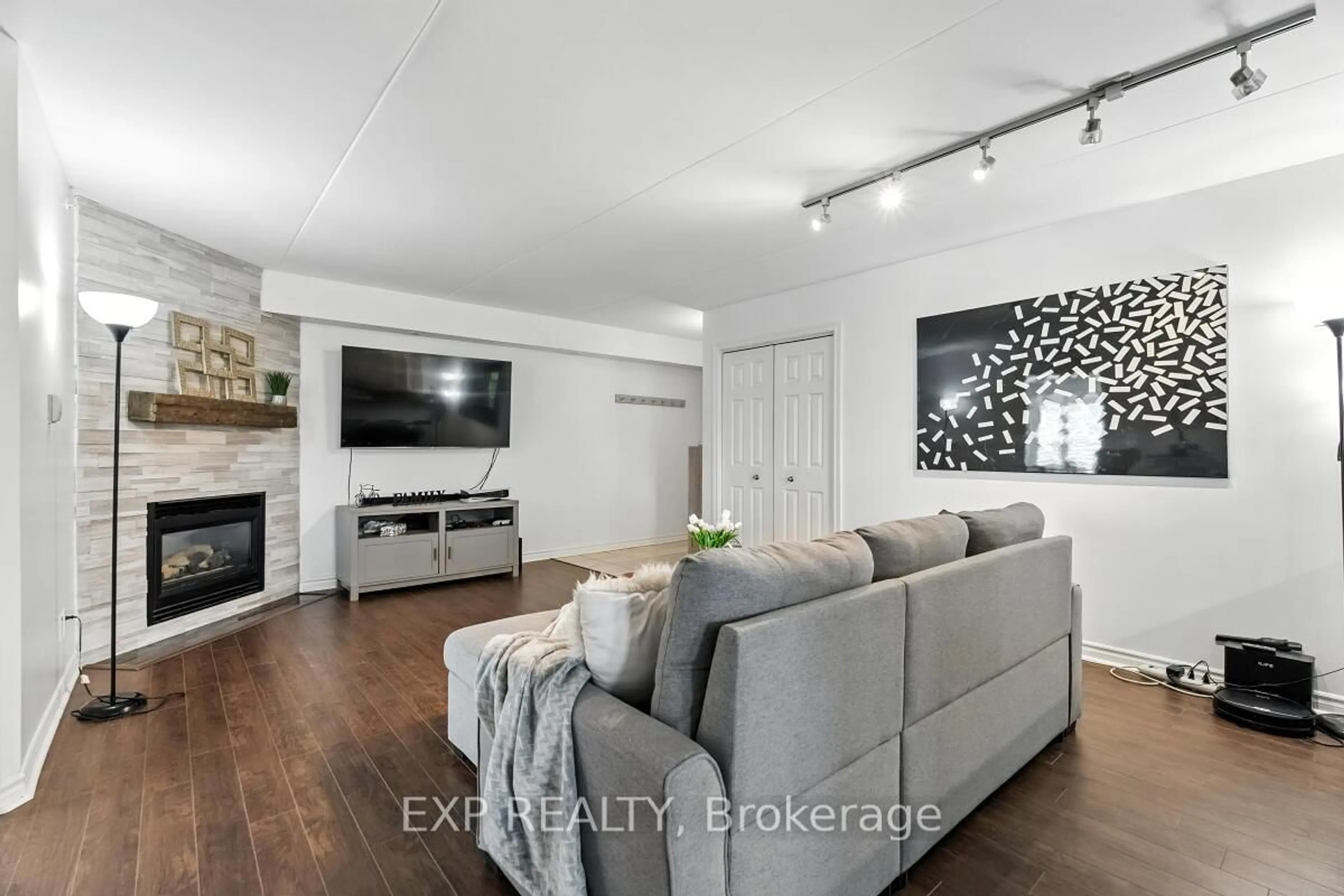 Living room with furniture, unknown for 1421 Walkers Line #215, Burlington Ontario L7M 4P4