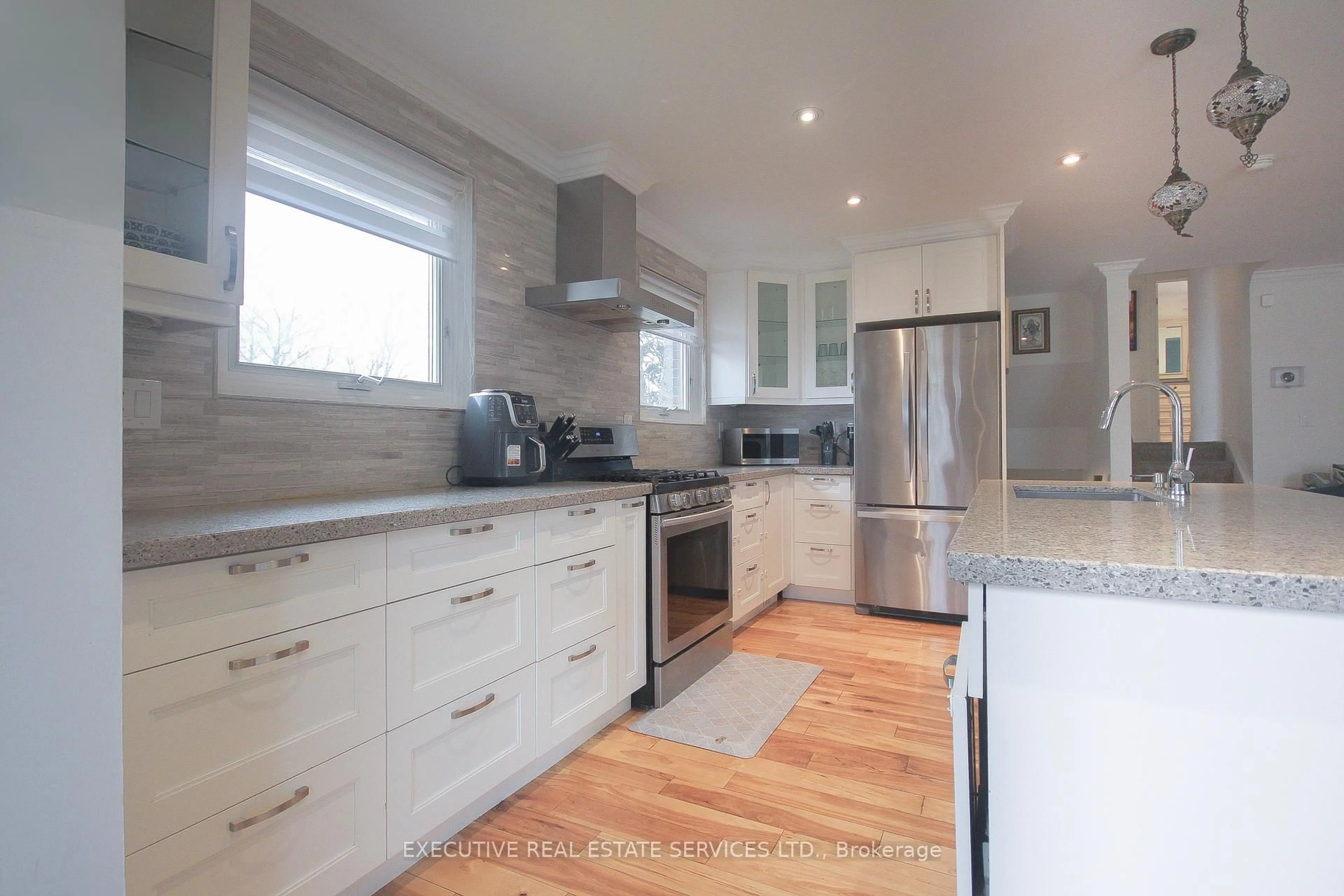 Contemporary kitchen, wood/laminate floor for 2009 Delaney Dr, Mississauga Ontario L5J 3L3